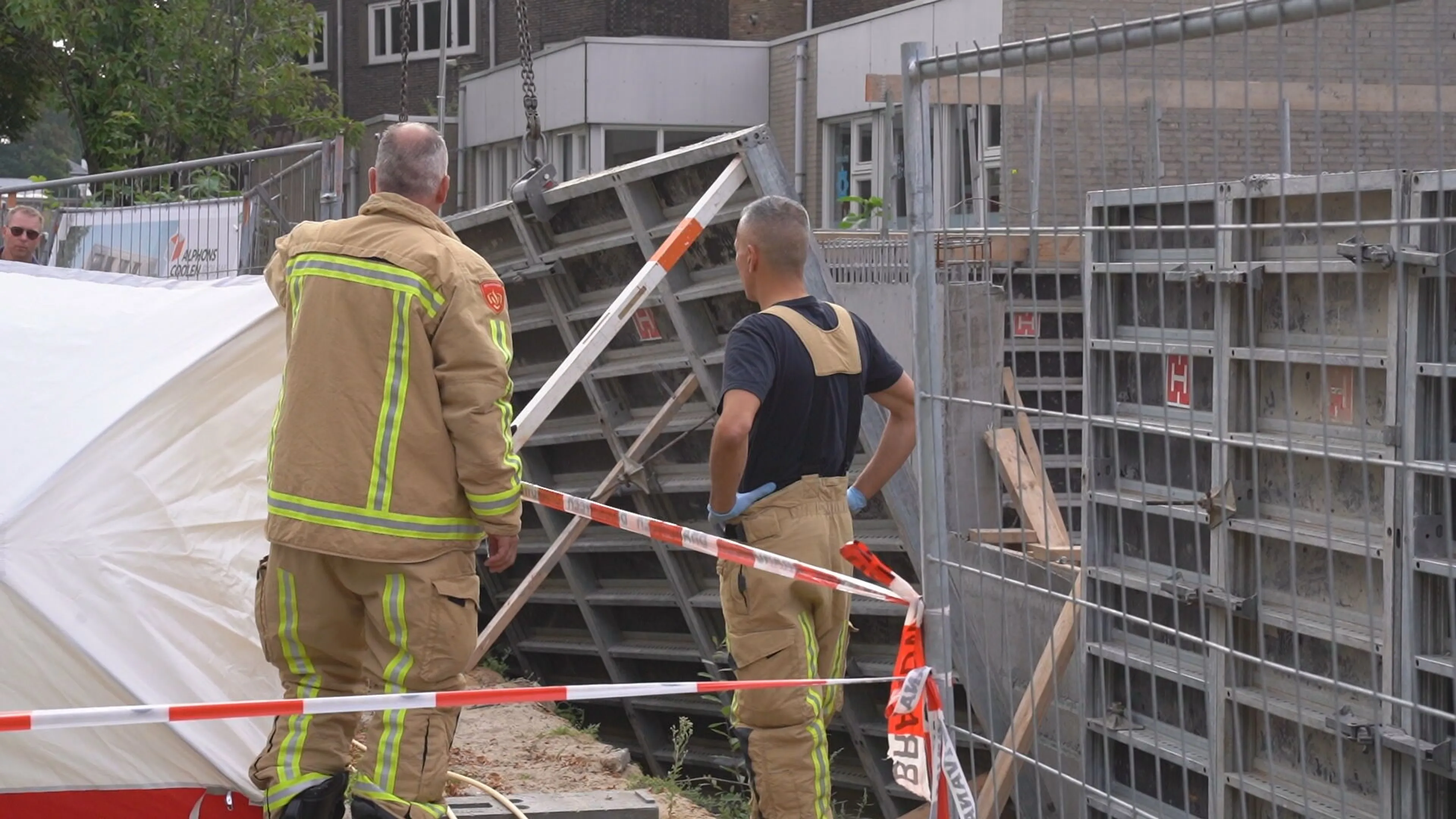 Man (60) komt onder betonplaat en overlijdt in Eindhoven