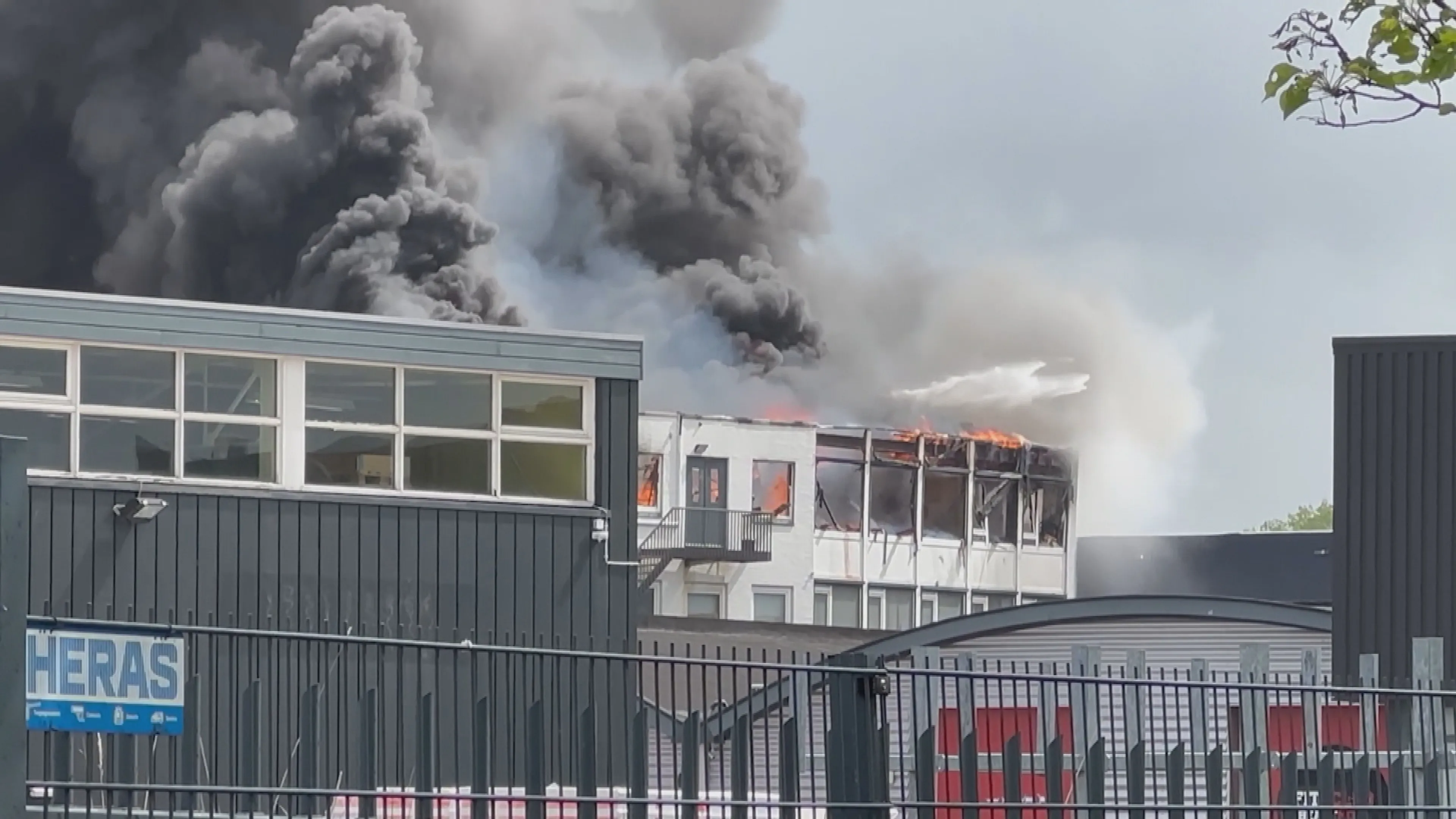 Waarschuwing na brand Diemen: scherven van zonnepanelen in omgeving