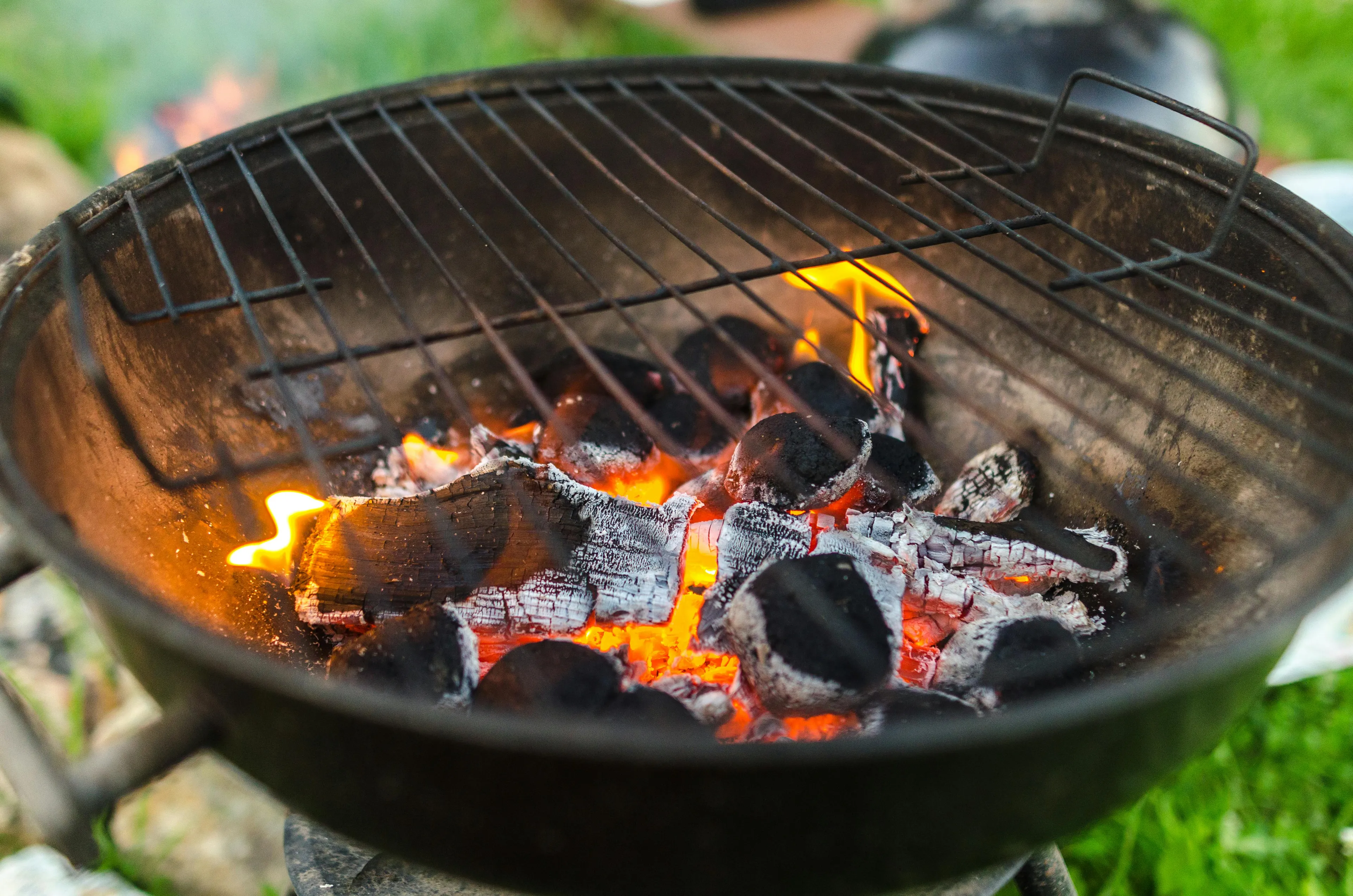 Barbecueën gaat nog (te) vaak mis: 'Gebruik geen spiritus en niet blazen'