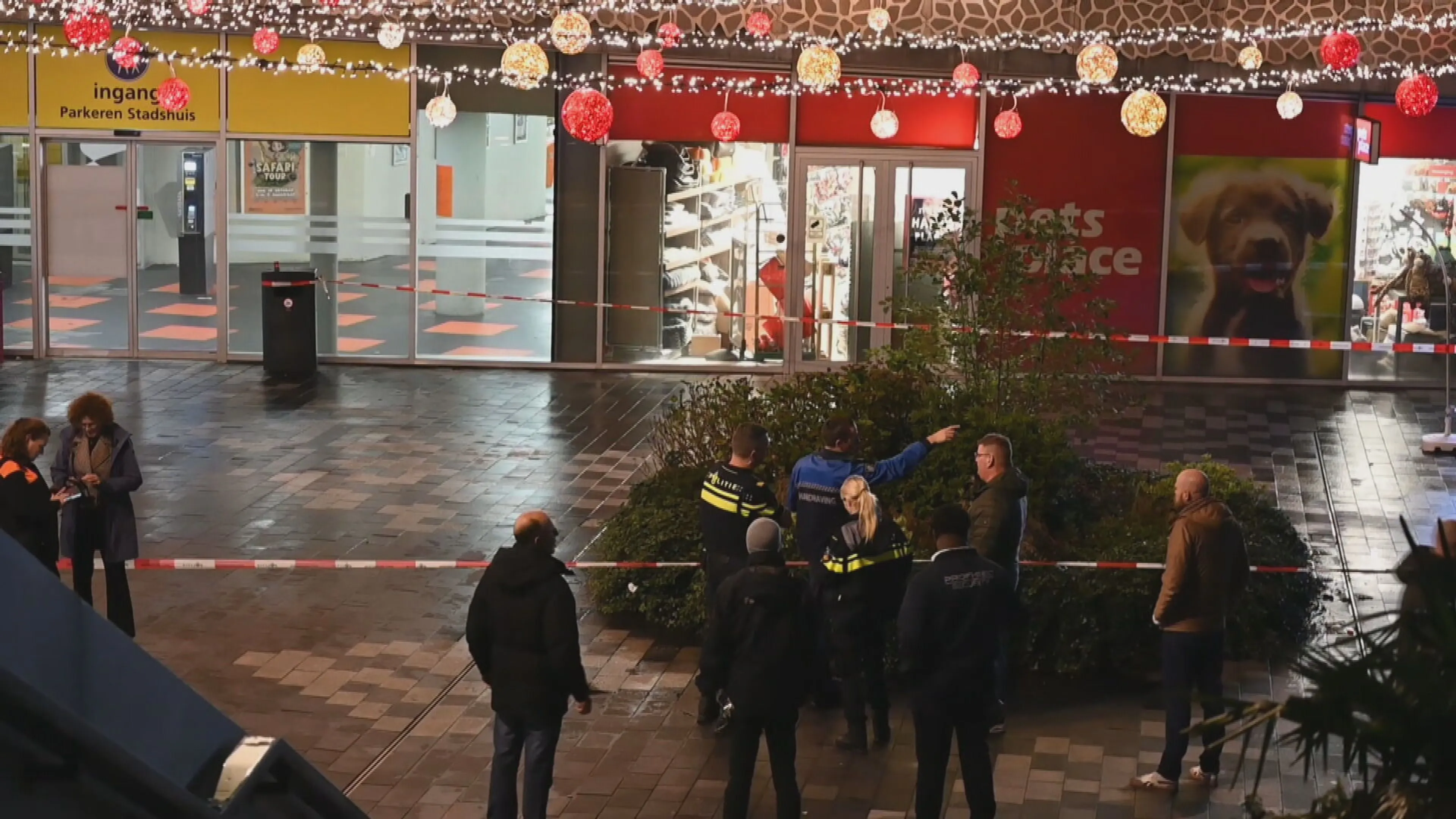 Winkels en parkeergarage Nieuwegein dicht om scheuren in plafond