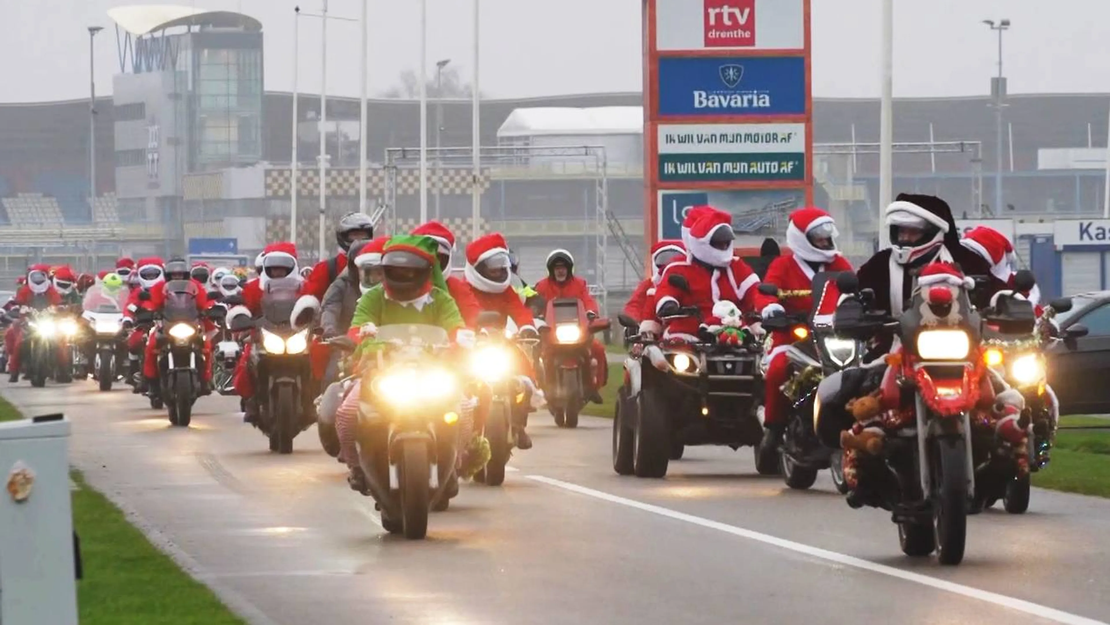 Honderden kerstmannen en -vrouwen op de motor tegen kinderkanker