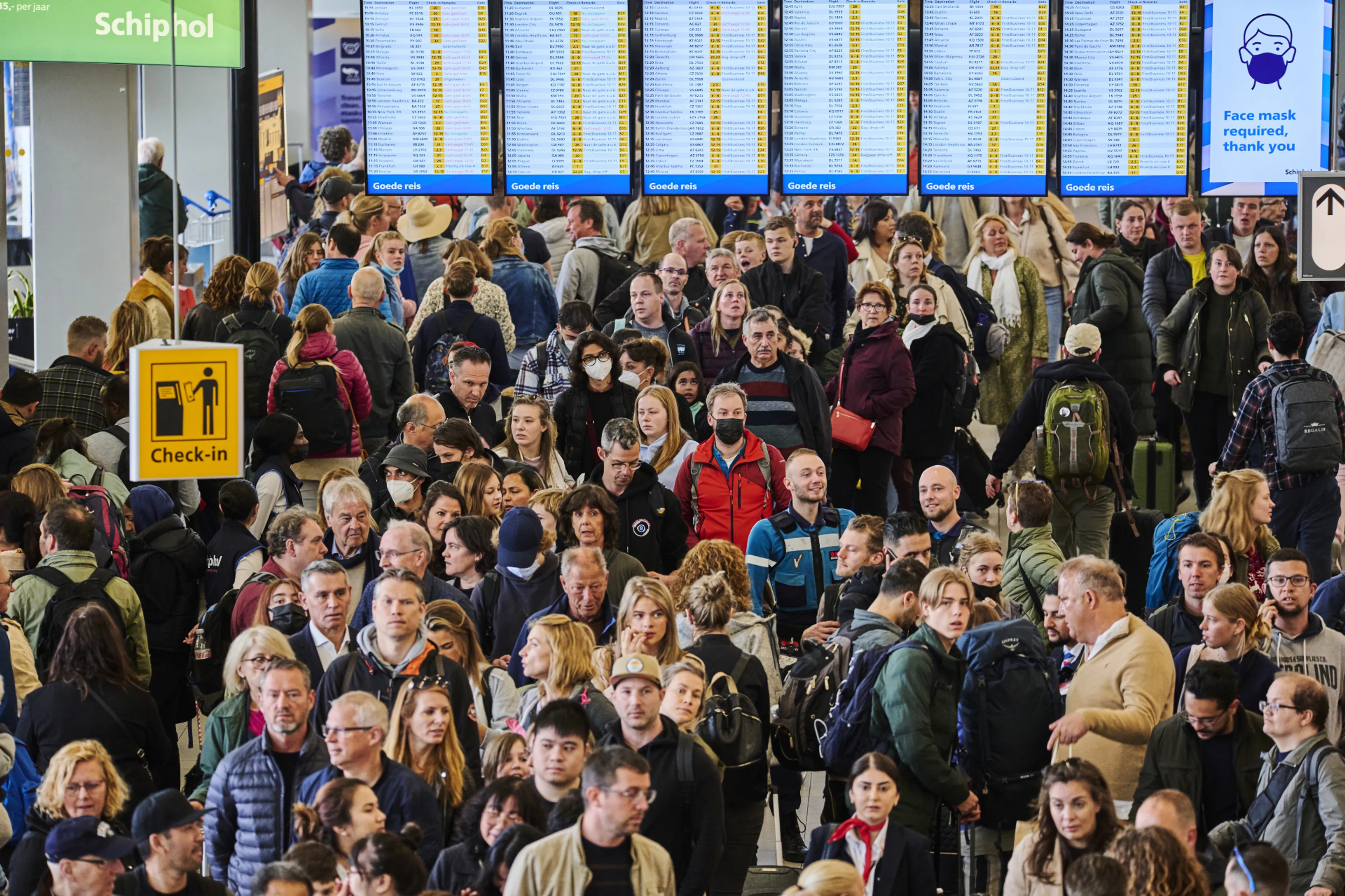 Schadeclaims van reizigers stapelen op door rijen op Schiphol