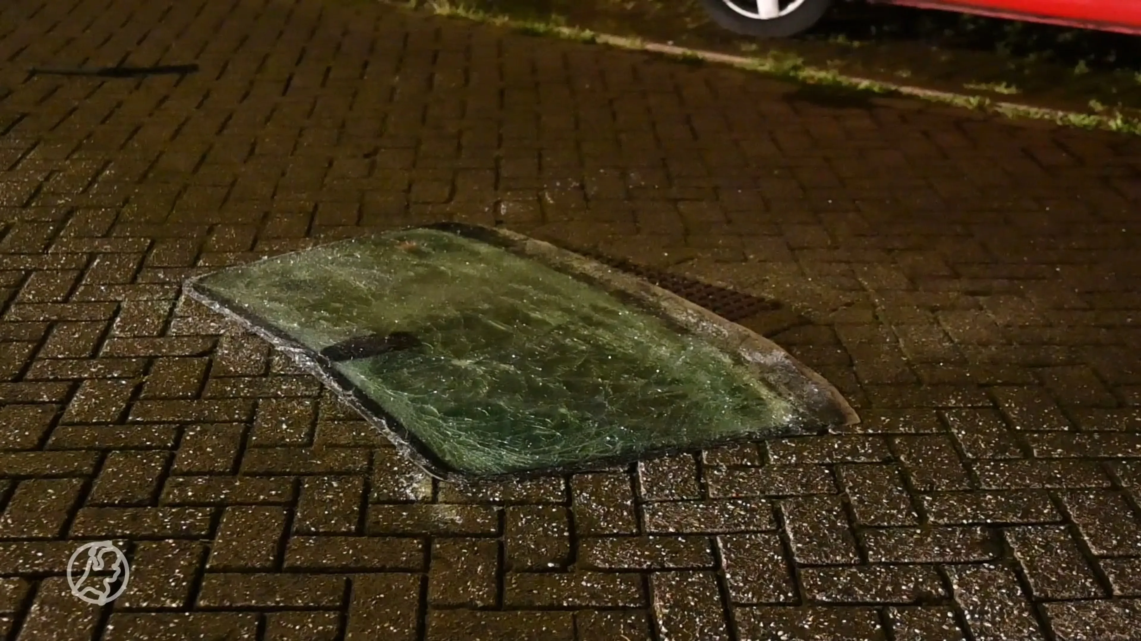 Dak en voorruit van ontplofte BMW vliegen meters de lucht in