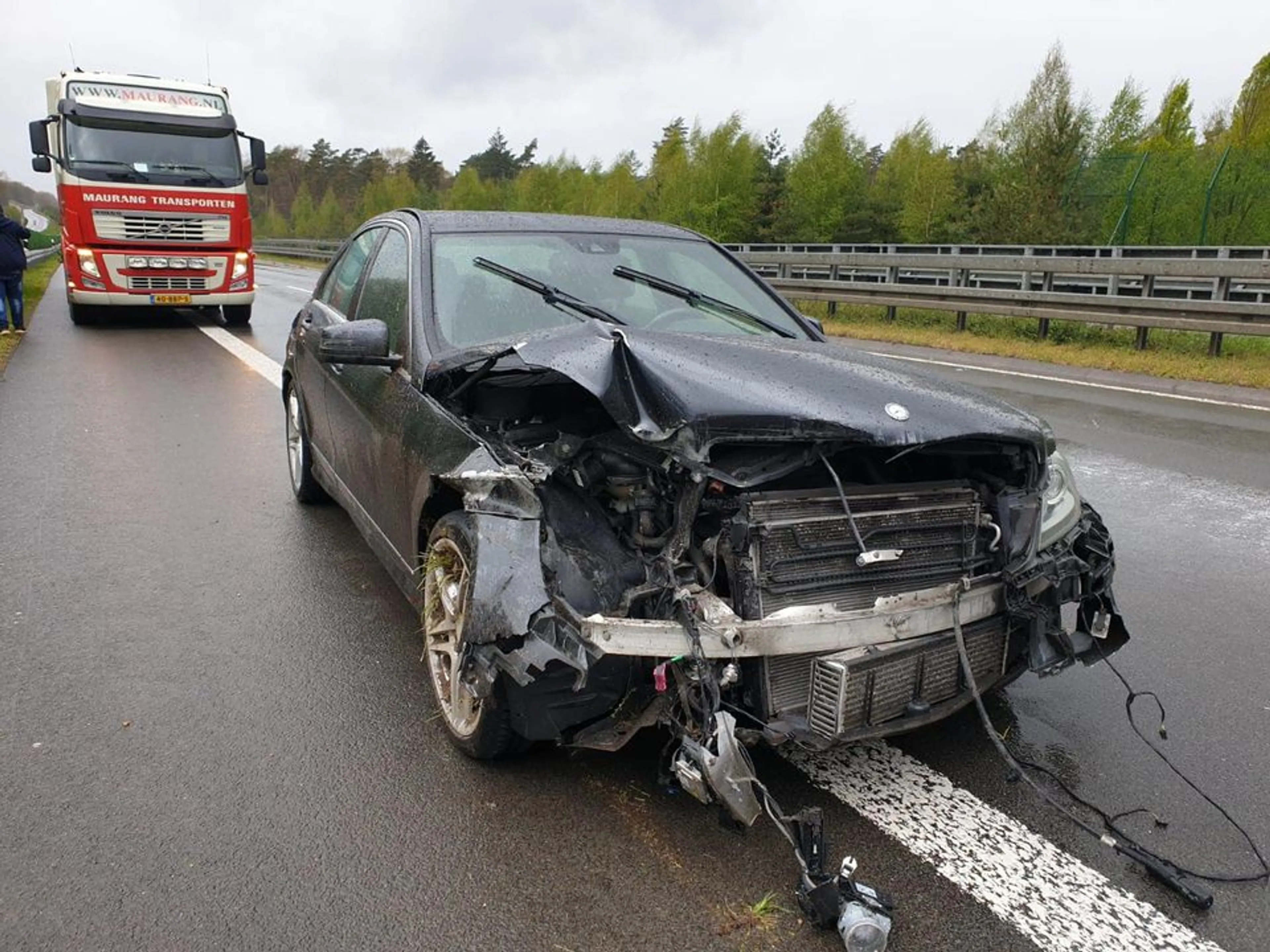 Vrachtwagenchauffeur schiet slachtoffers auto-ongeluk te hulp en wordt door hen bestolen