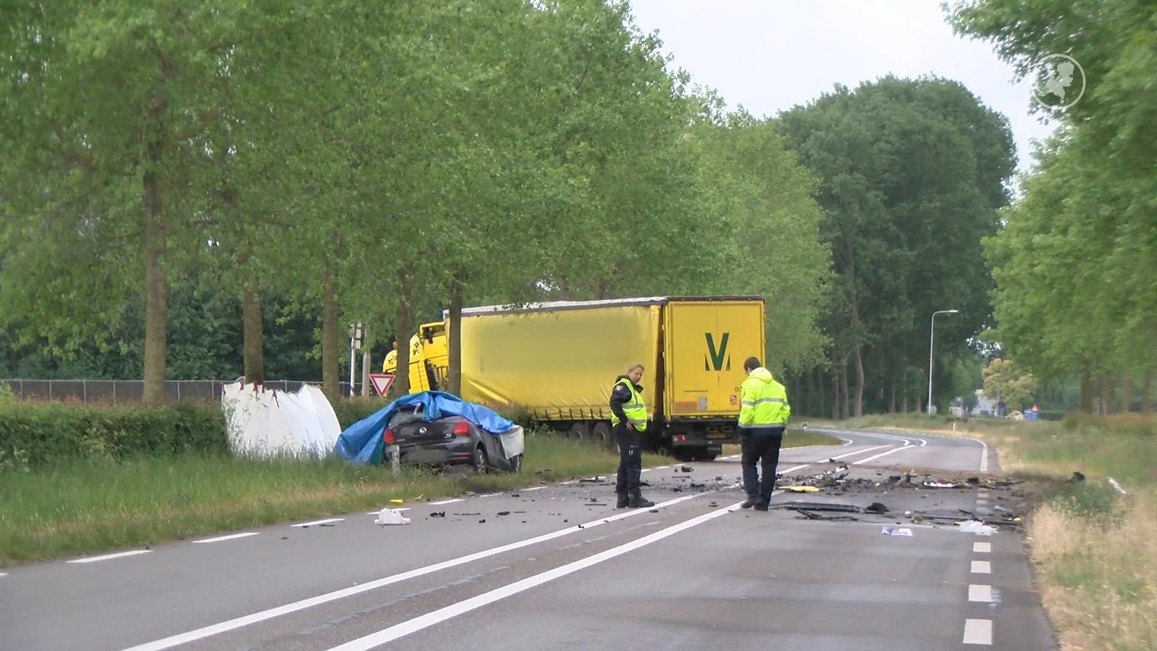 Dodelijk ongeval tussen vrachtwagen en auto op de N253