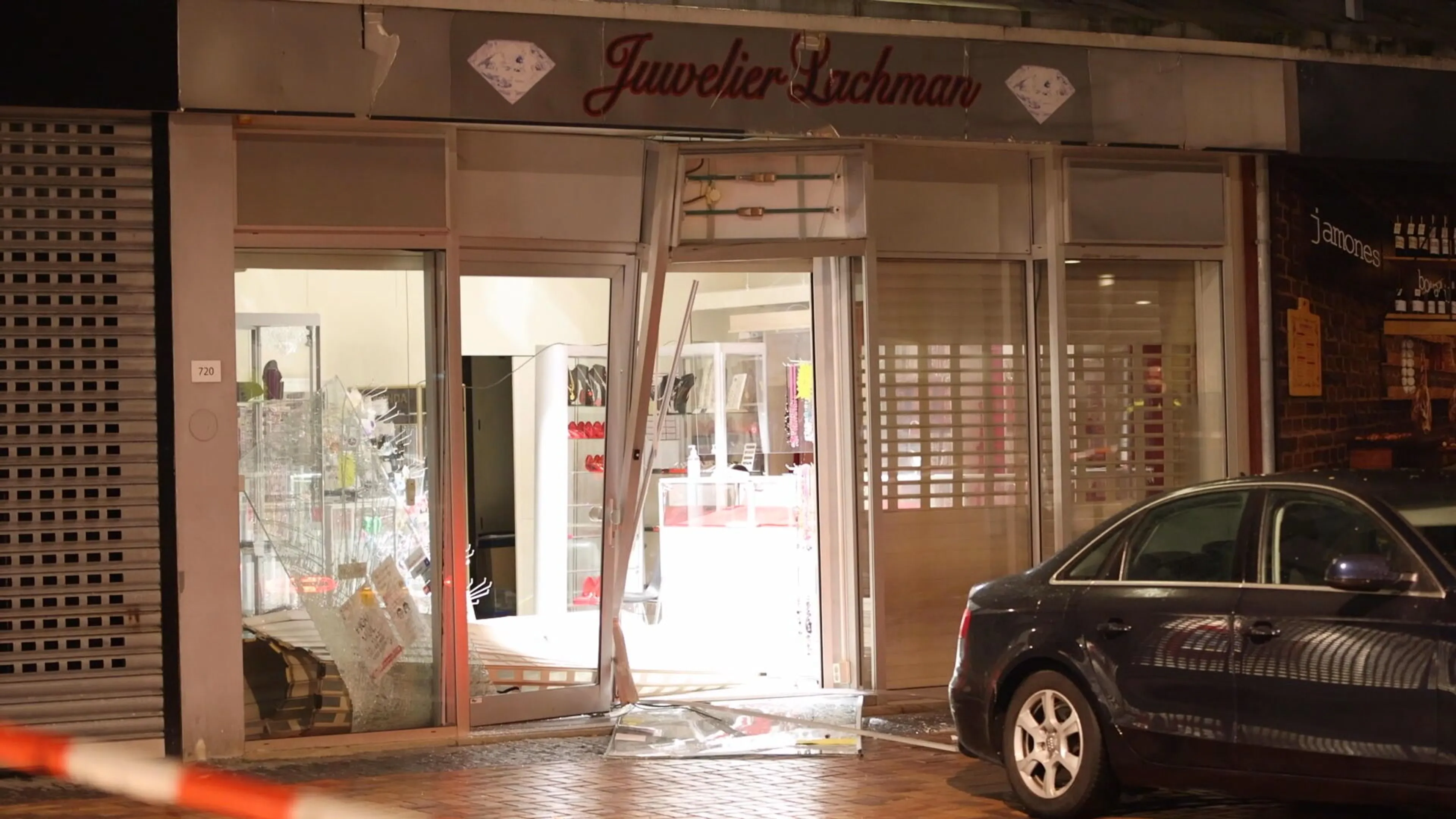 Ramkraak bij juwelier in Amsterdam Zuidoost: schade enorm