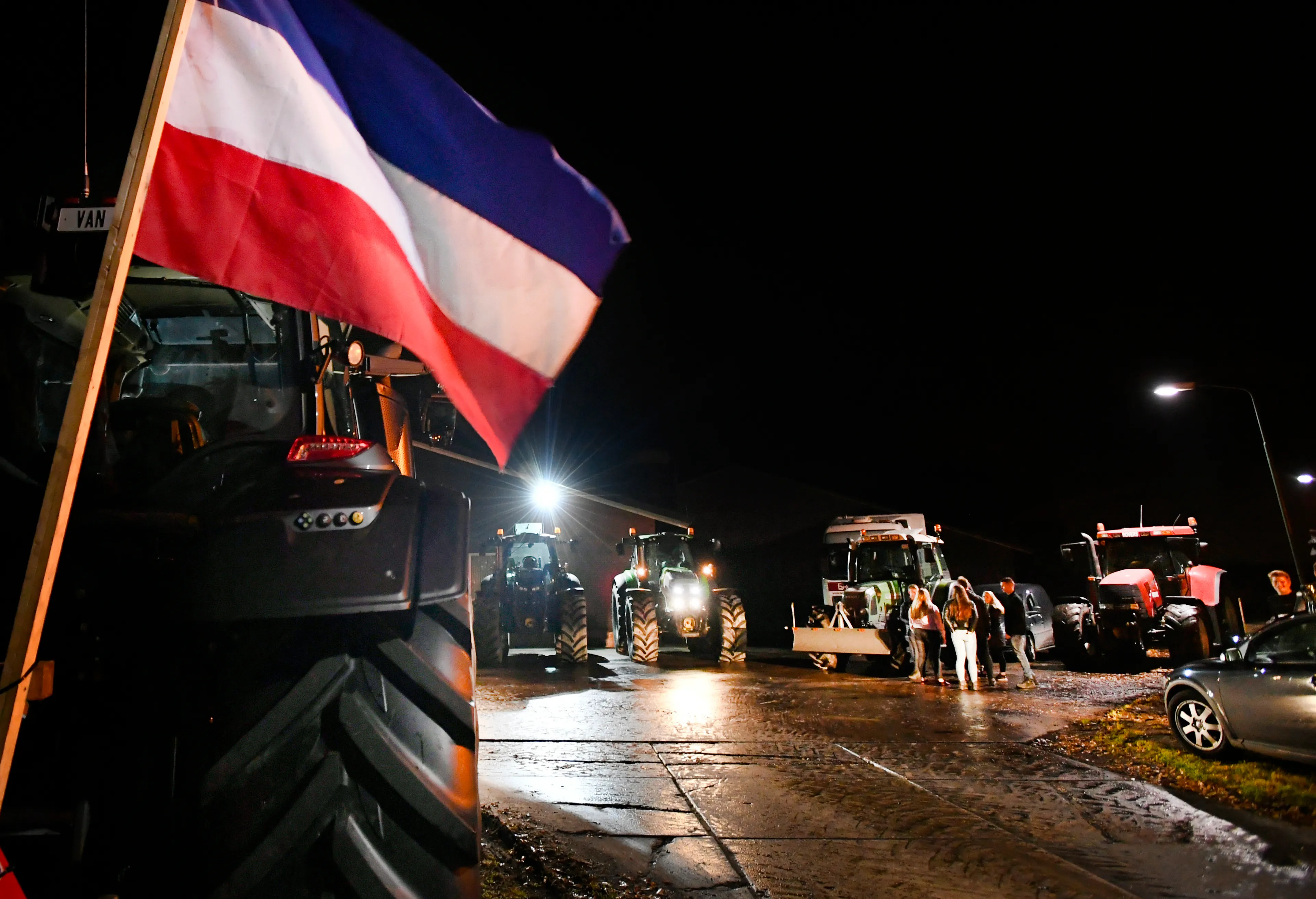 Eerste boeren met trekkers al onderweg naar Den Haag voor protest bij paleis van de koning