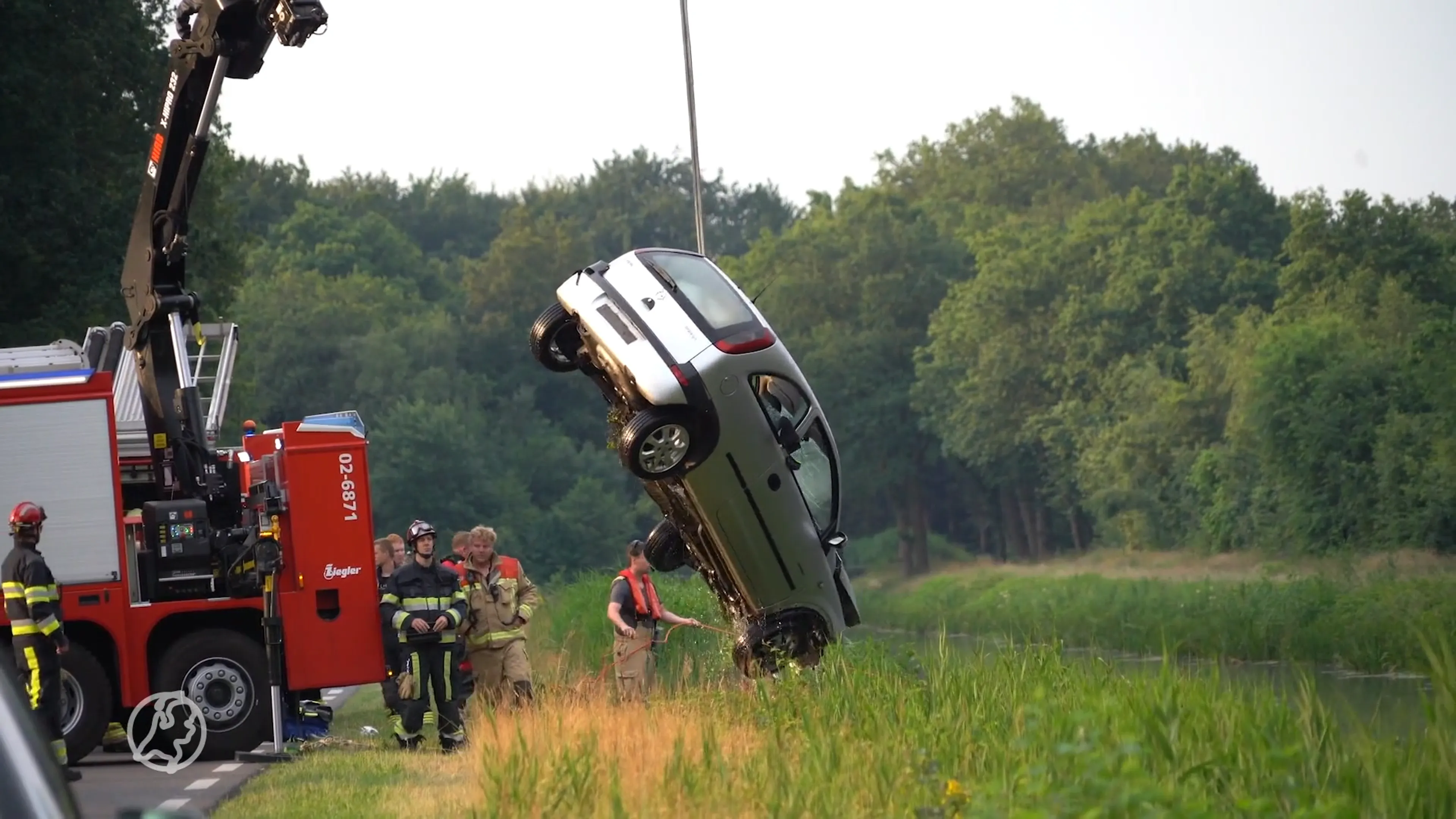 Duikers zoeken naar bestuurder van auto te water, maar man blijkt al thuis te zitten