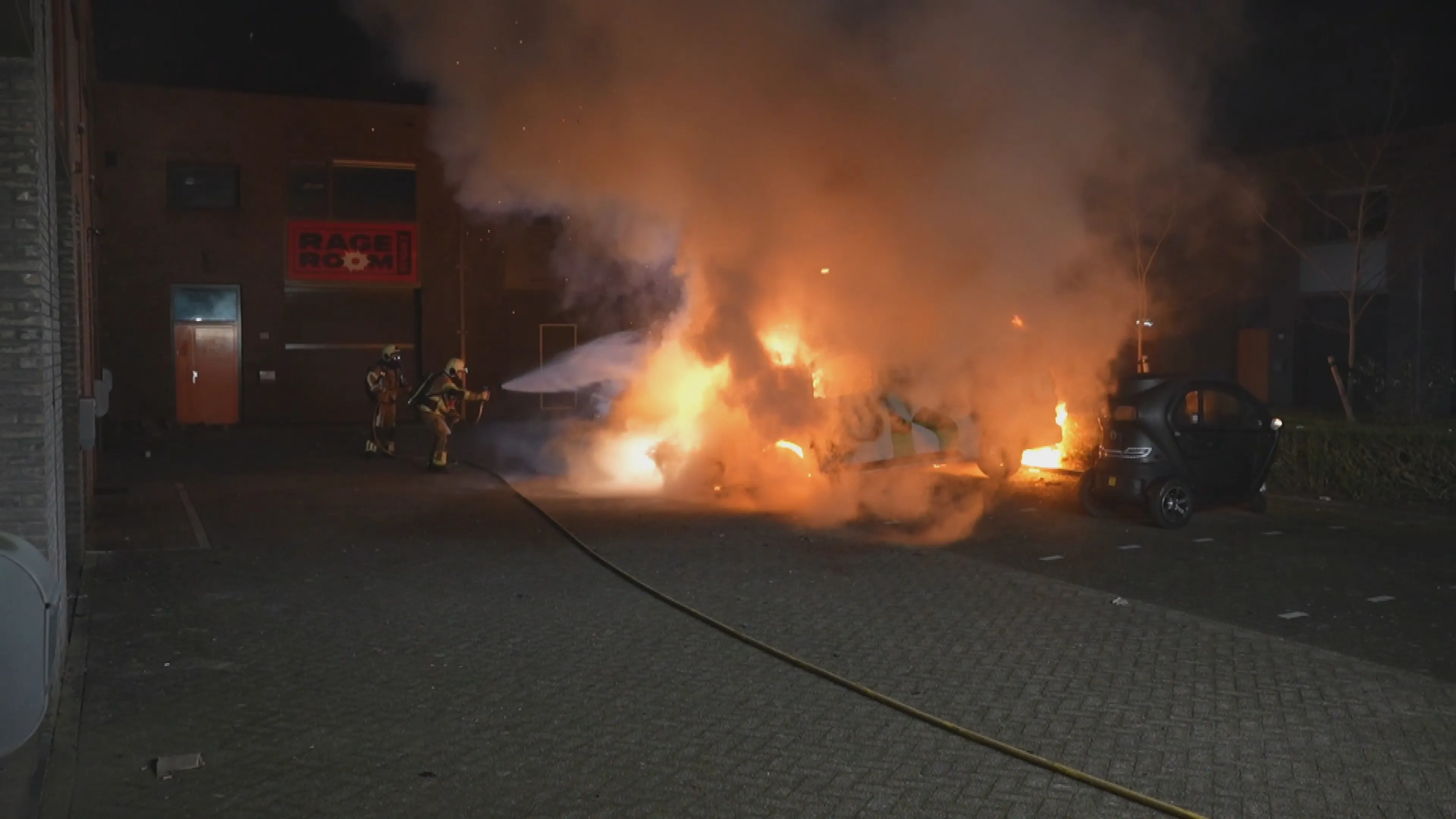 Peperdure Porsche en bestelbus uitgebrand in Zwolle, politie onderzoekt rol vuurwerk
