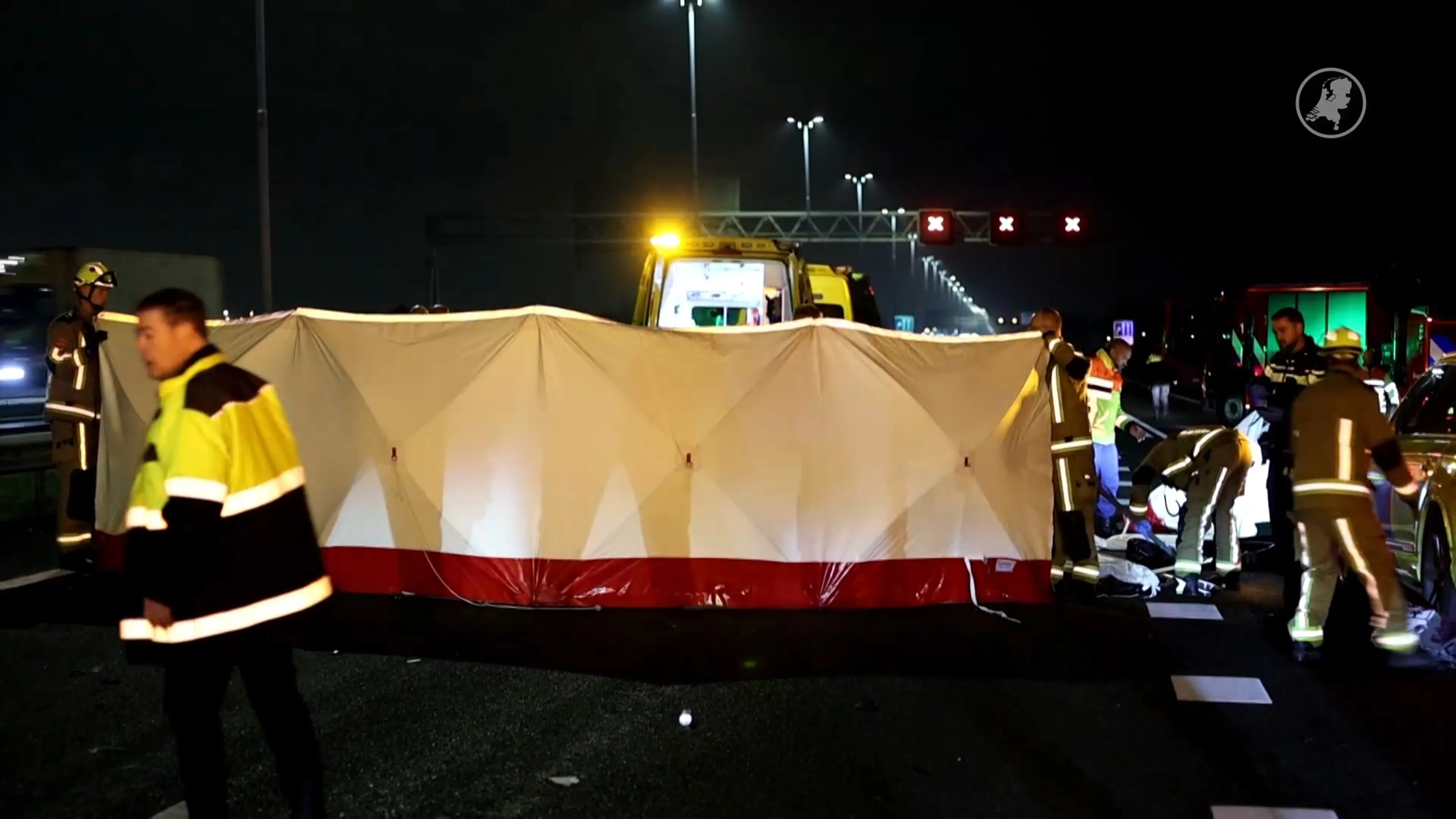 Man (25) overleden na botsing met twee auto's op A5 bij Lijnden