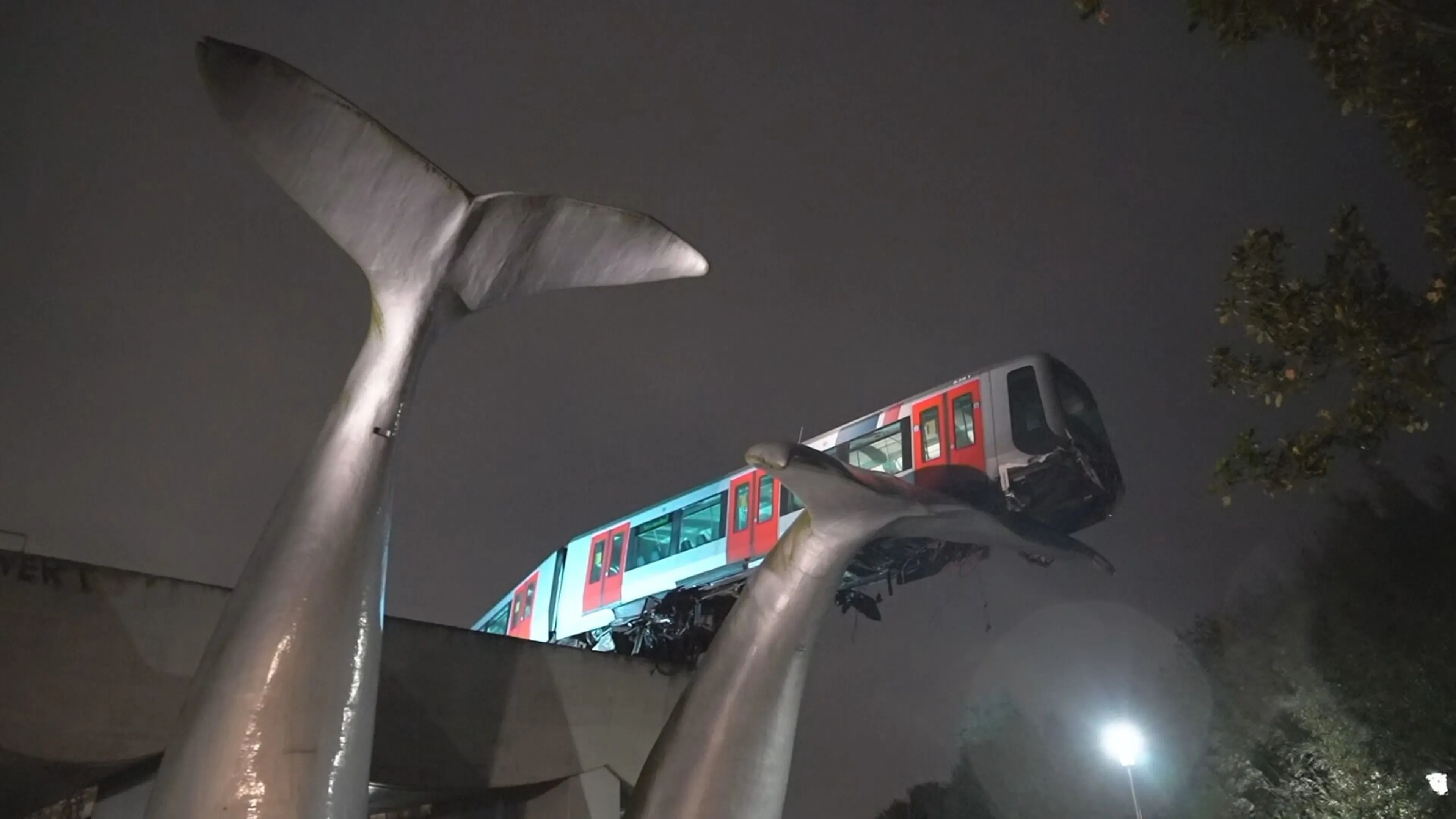 Metro ramt door stootblok in Spijkenisse, hangt tien meter boven de grond