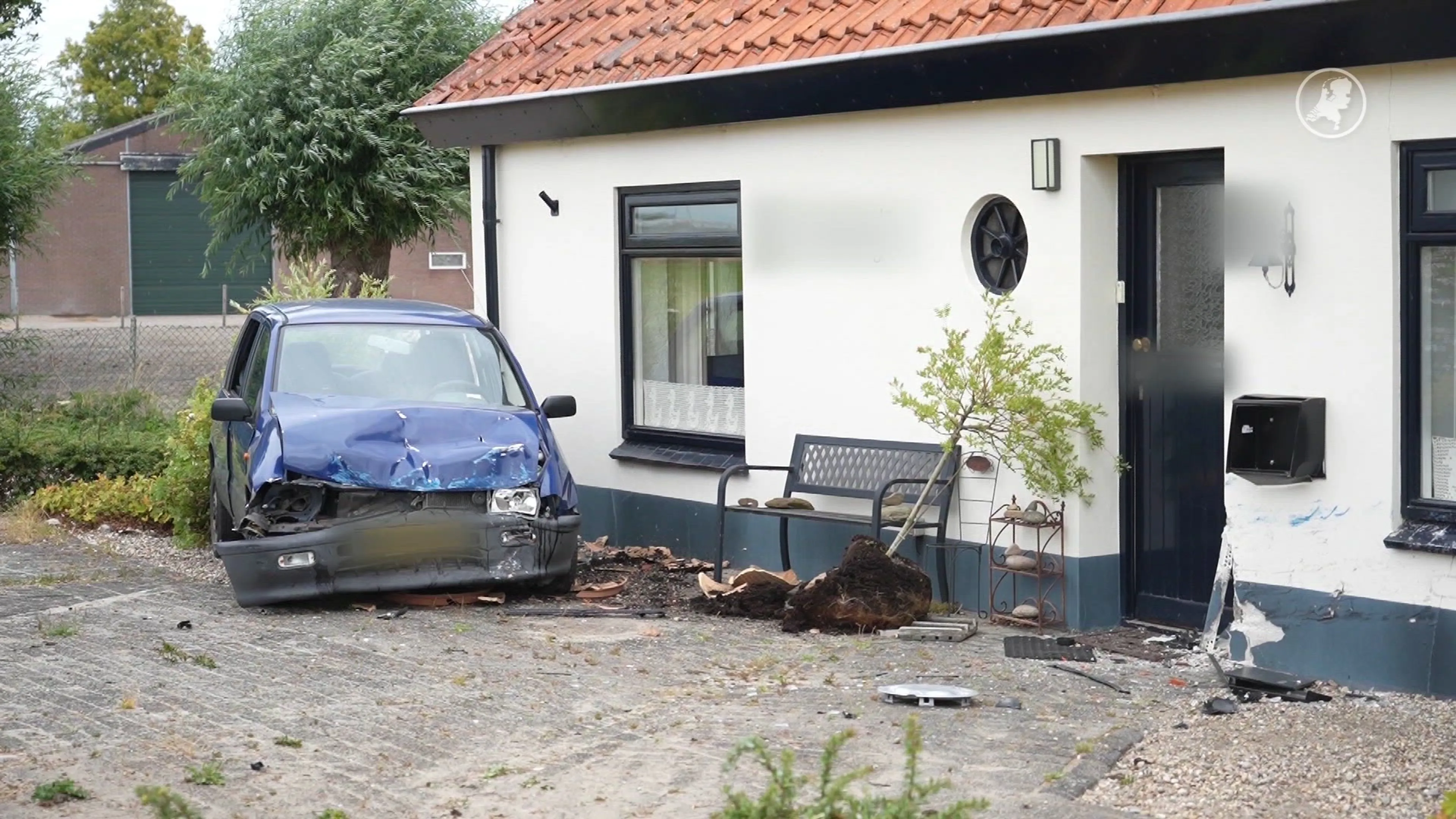 Maaltijdbezorger gewond na crash tegen woning in Oosteind