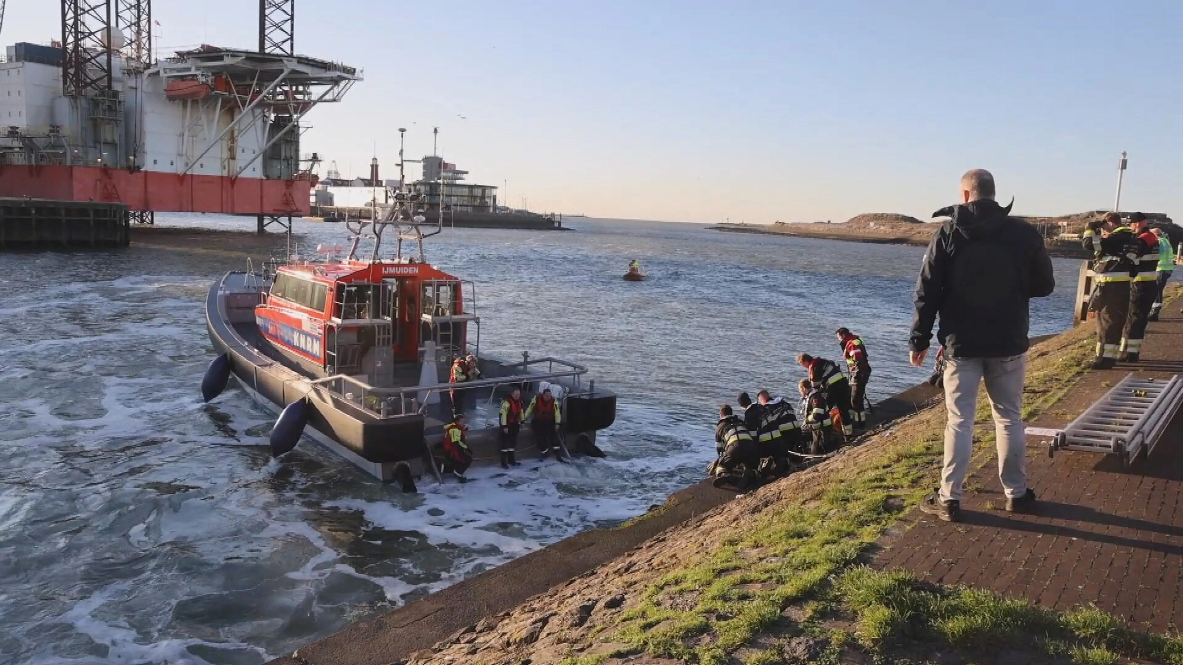 Brandweerduikers ingezet bij auto te water IJmuiden, slachtoffer afgevoerd naar ziekenhuis