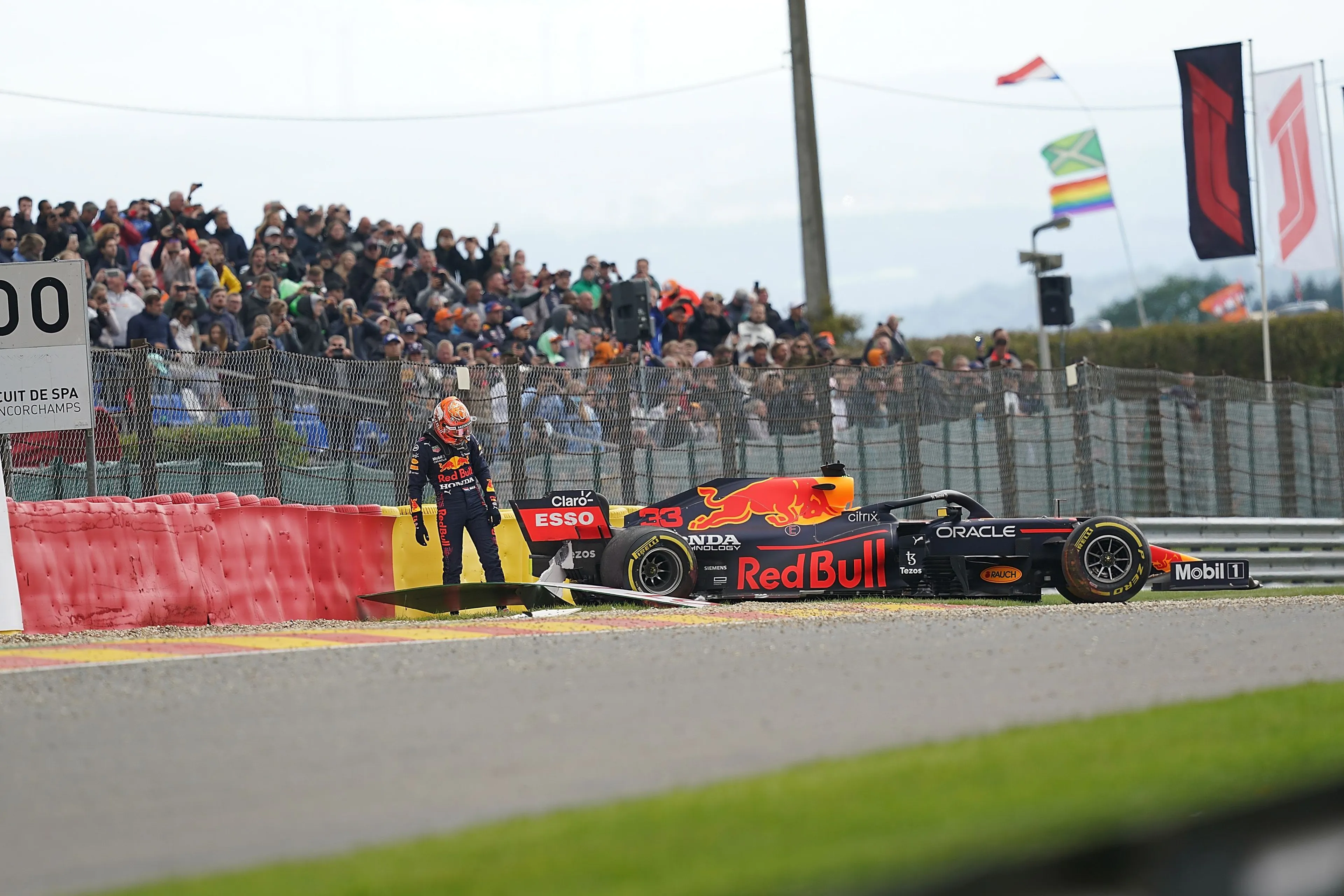 Verstappen crasht aan het einde van tweede vrije training