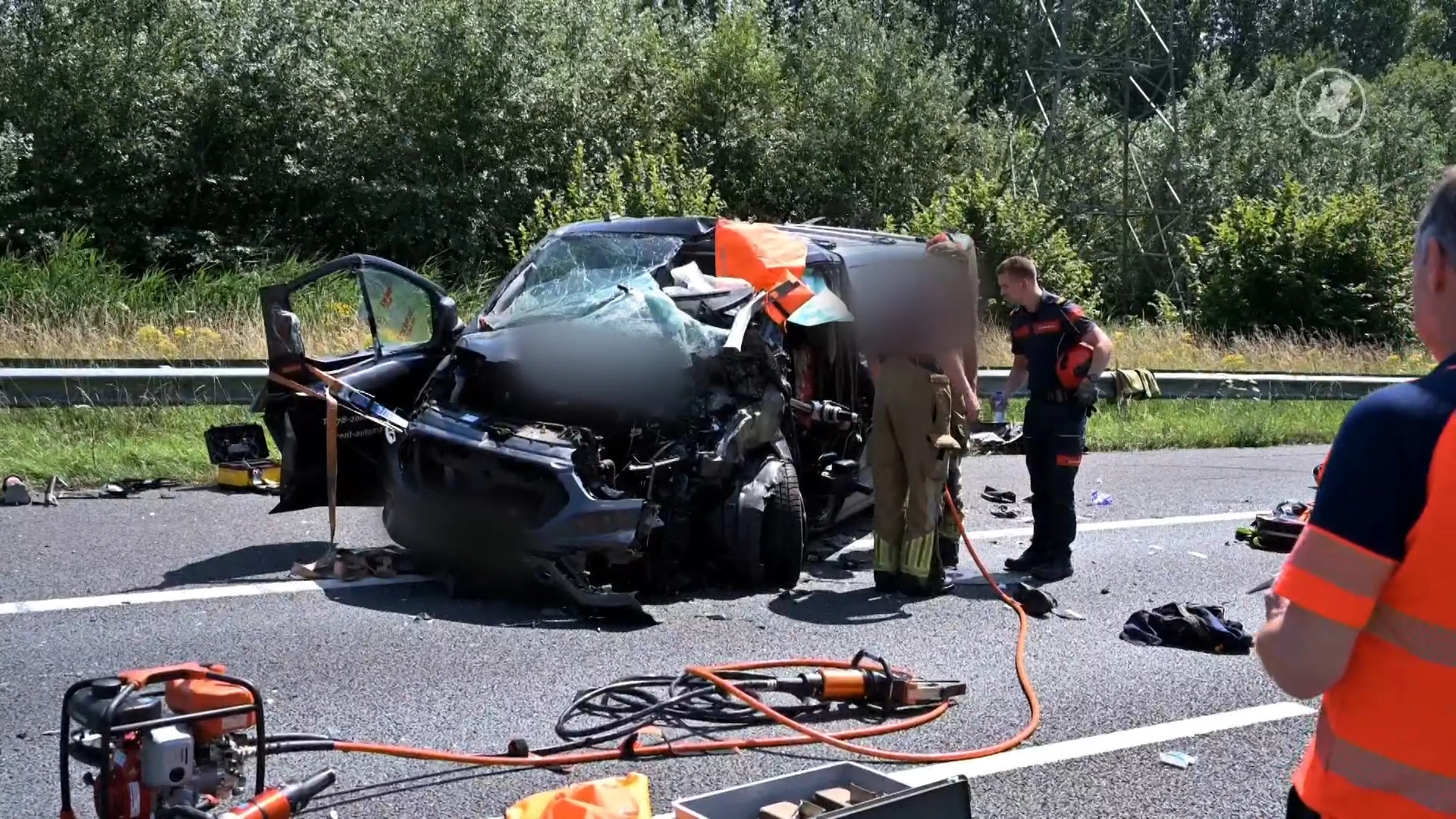 Bestuurder gewond na botsing met vrachtwagen op A17 bij Zevenbergen