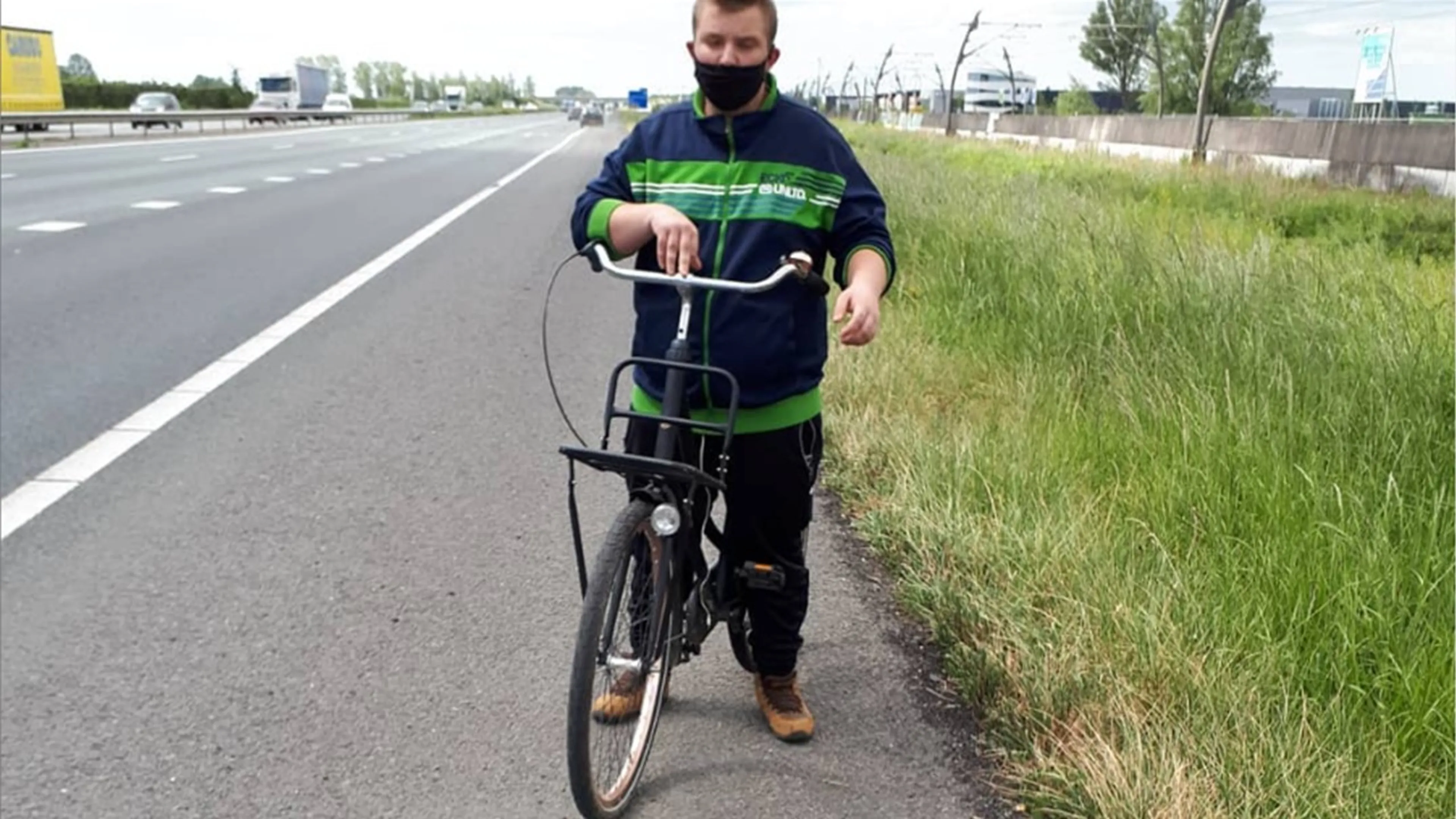 Eerste werkdag om nooit te vergeten: Pool fietst op snelweg naar zijn werk
