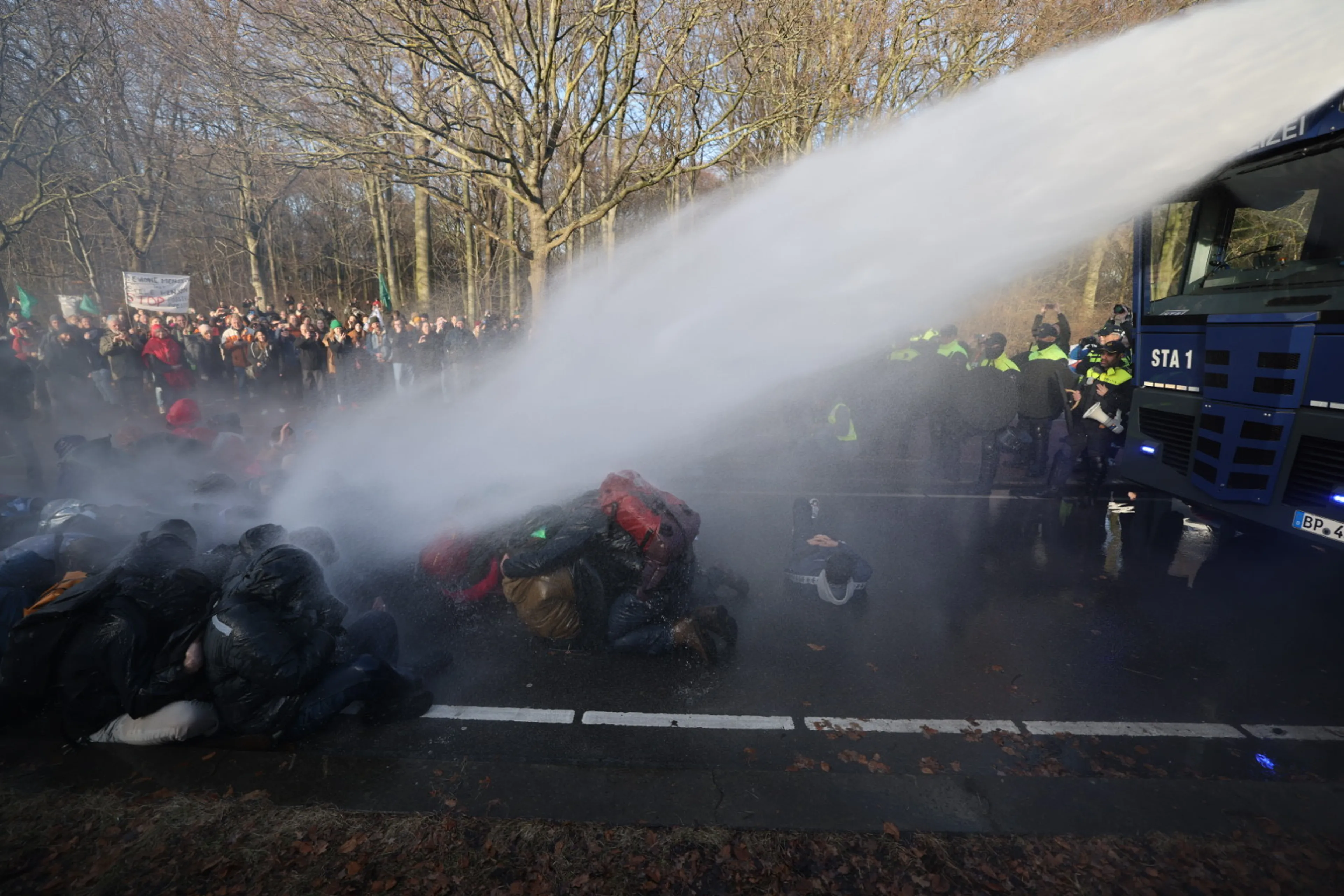 LIVEBLOG | Zo'n 700 klimaatactivisten aangehouden bij demonstratie XR op A12