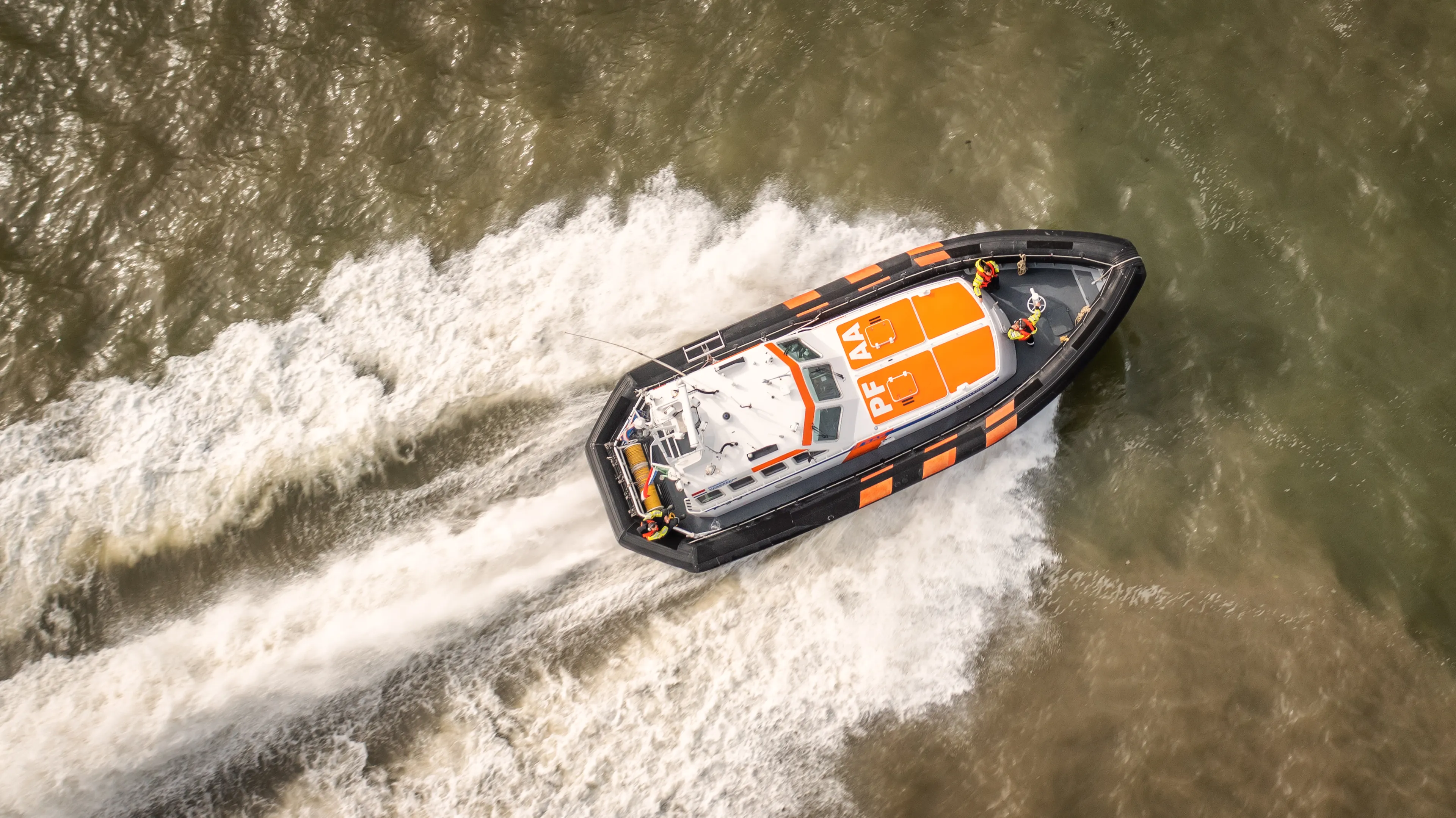Twee mannen na 17 uur gered uit Noordzee door KNRM