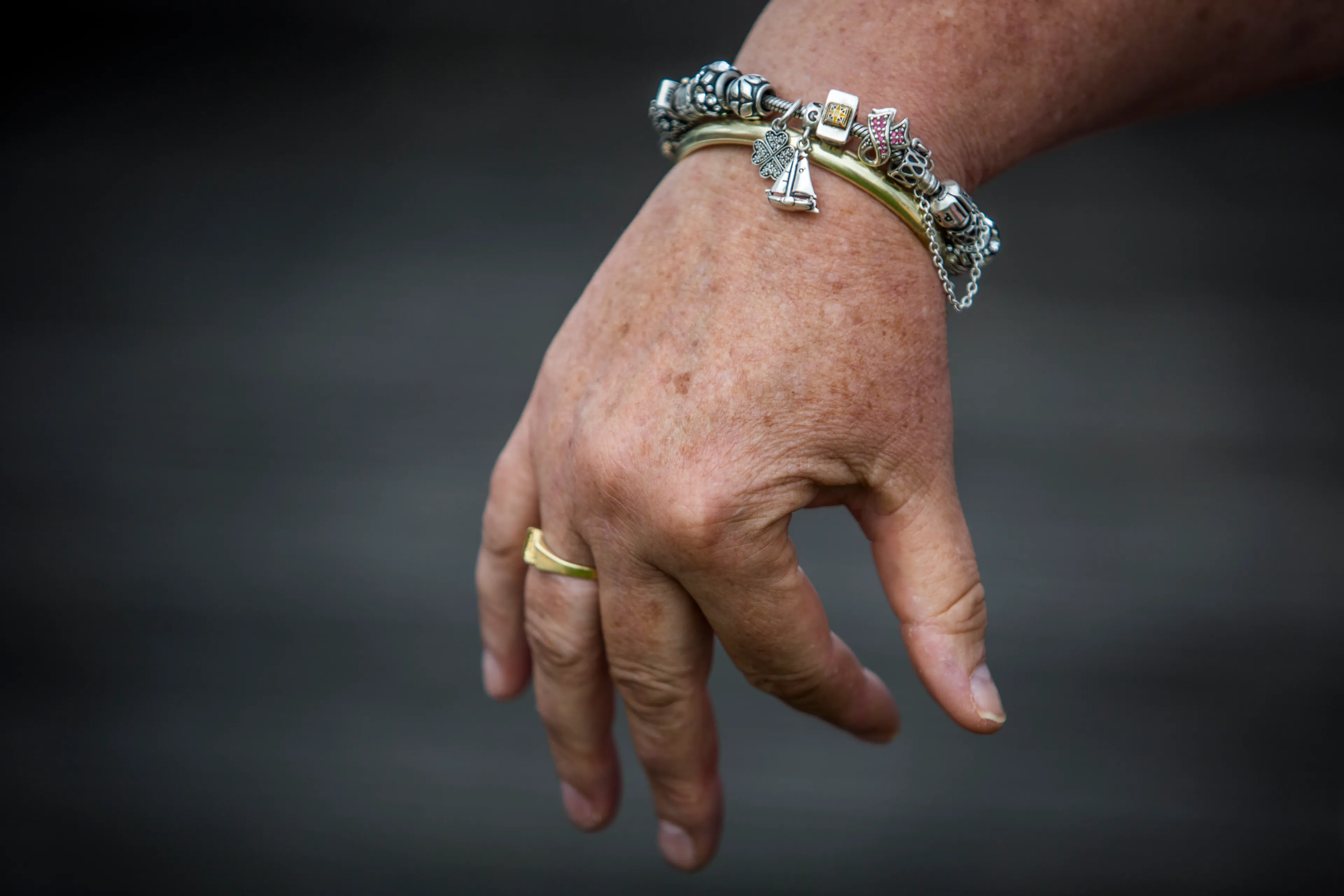 'Verdwaald' trio berooft 83-jarige vrouw van gouden armbanden