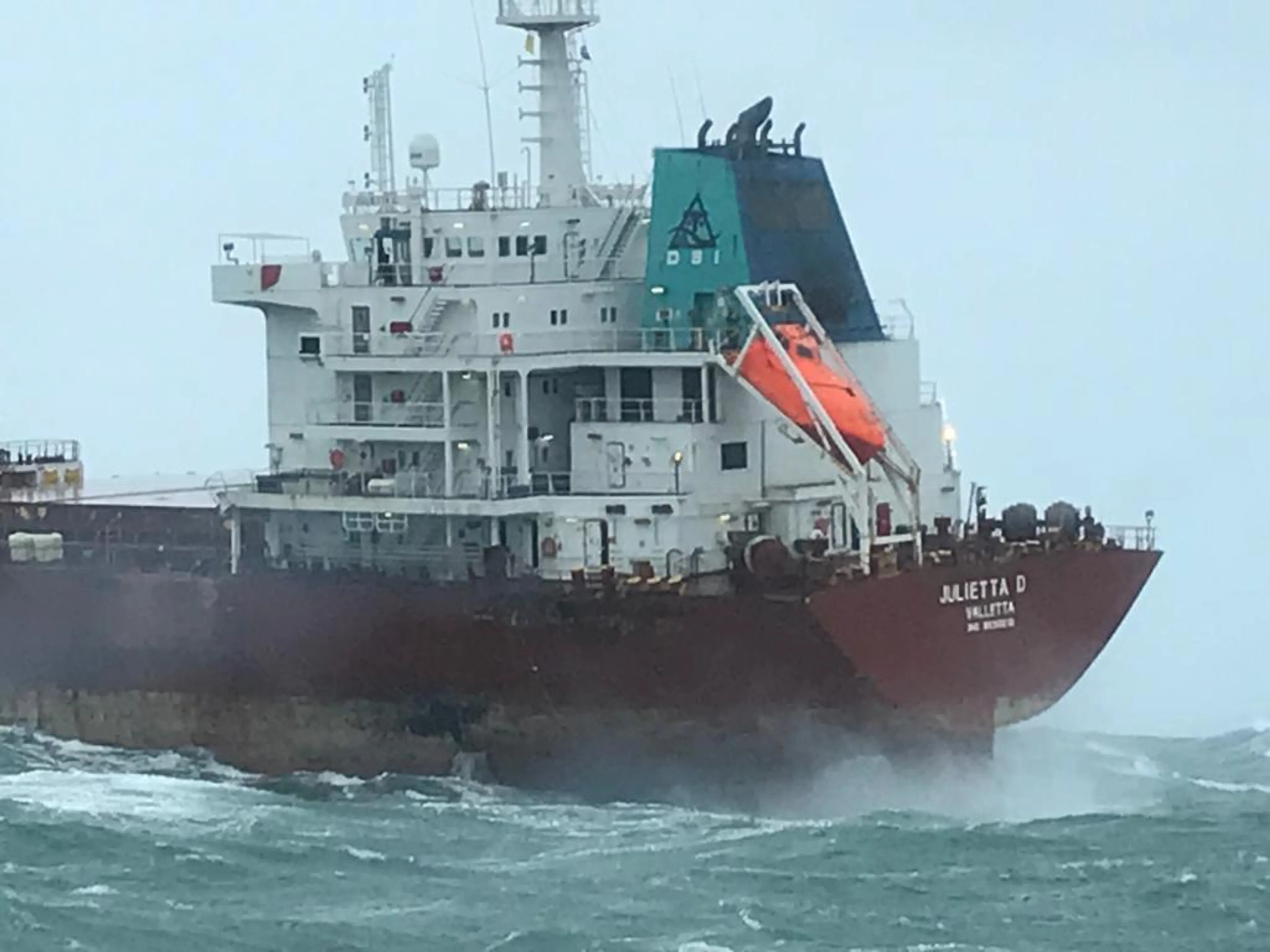 Sleepboot weet stuurloos schip tegen te houden na botsing op Noordzee