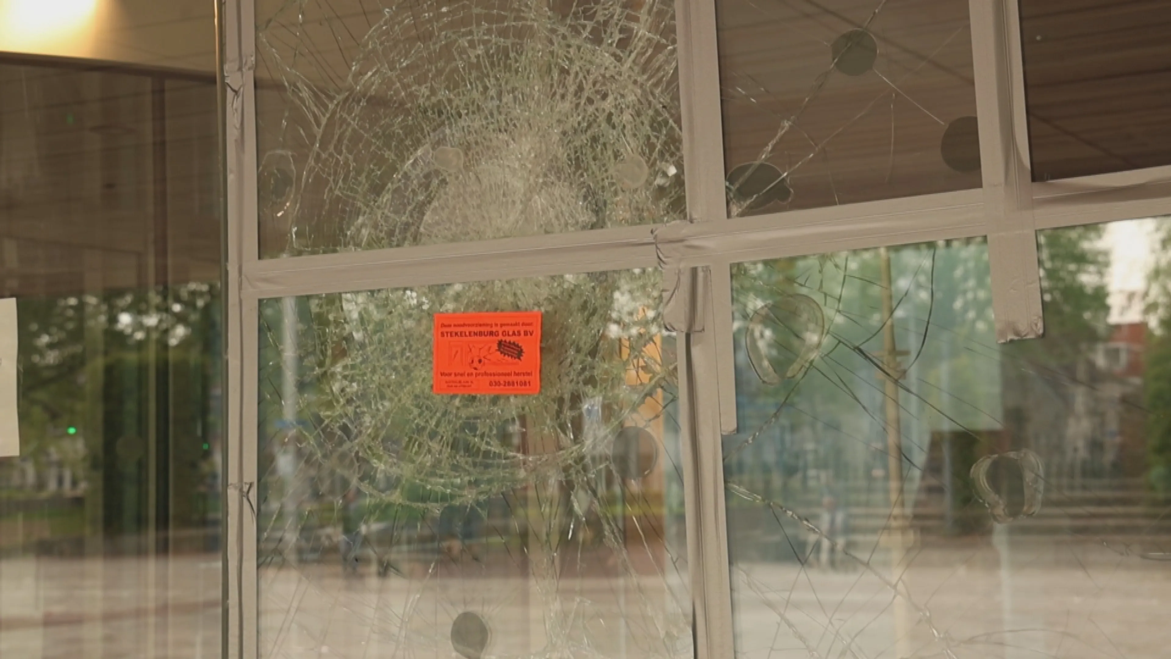 Onrust neemt toe: vernielingen bij gemeentehuis en theater IJsselstein