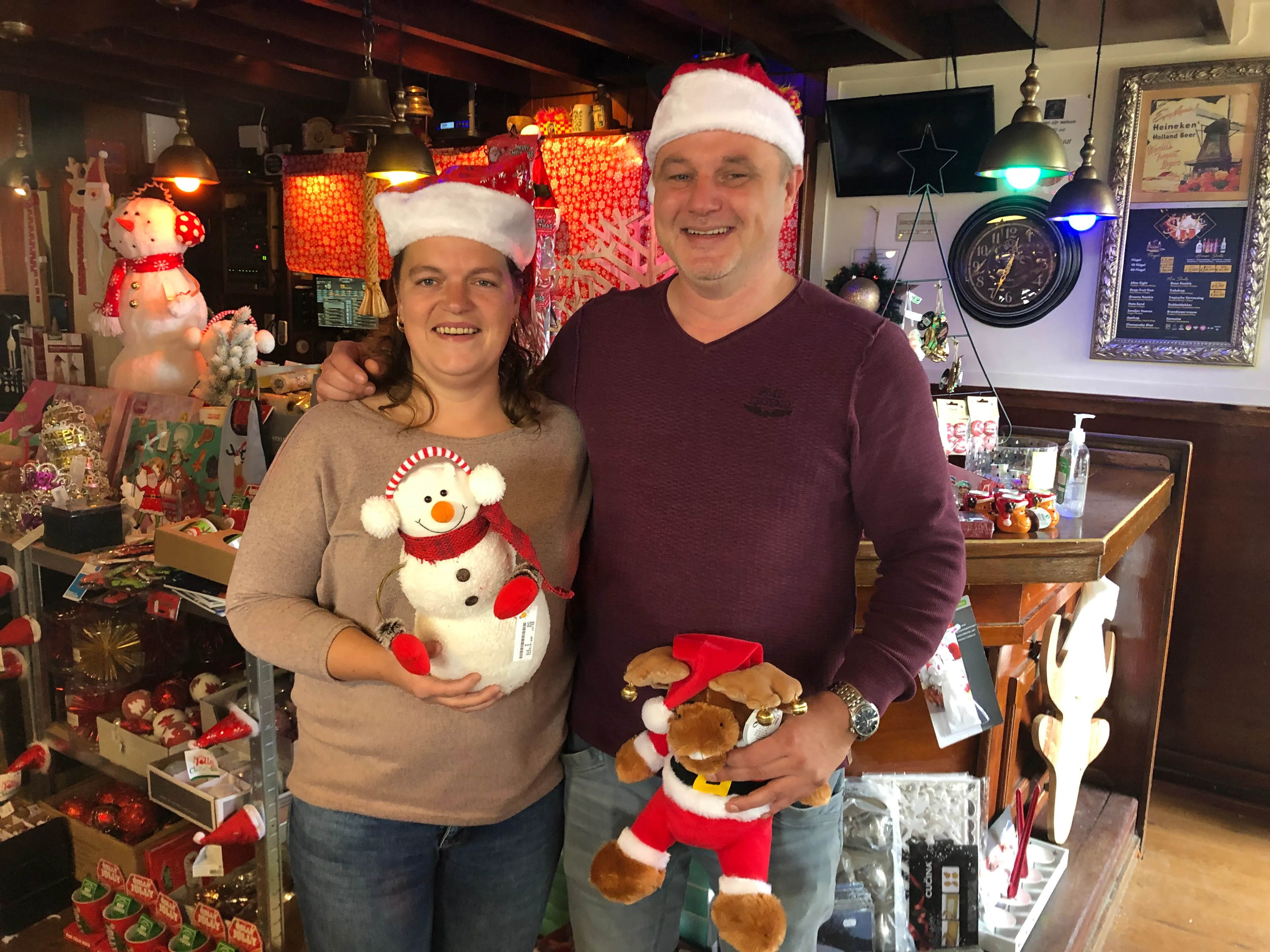 Creatief in coronatijd: ondernemers Joyce en Barry toveren kroeg om in kerstwinkel