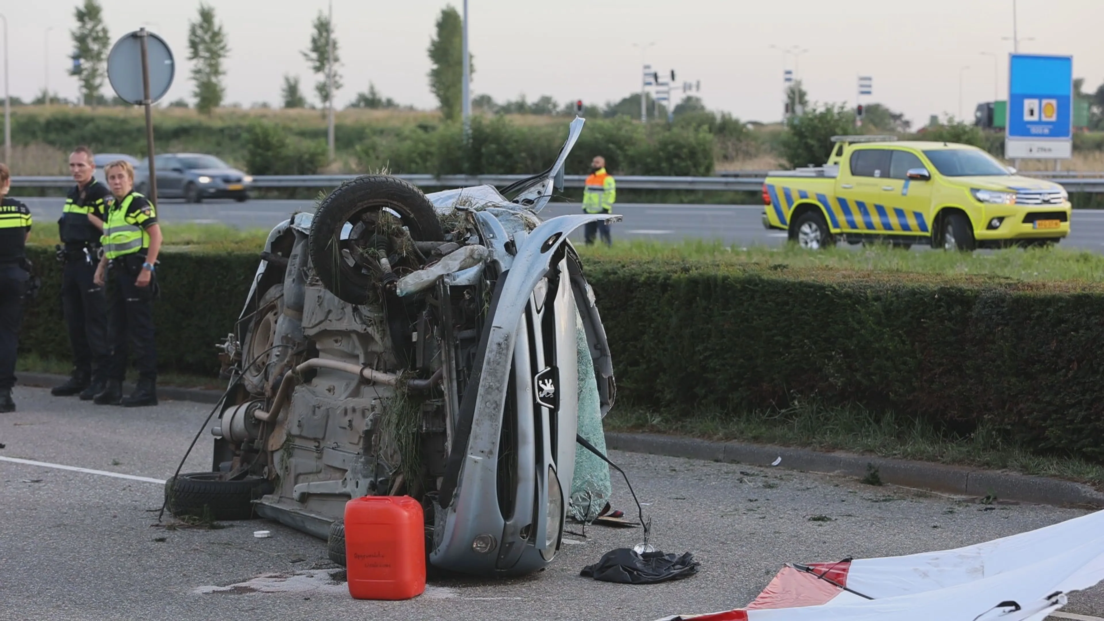 Man (19) overleden na ongeval op A2 bij Zaltbommel