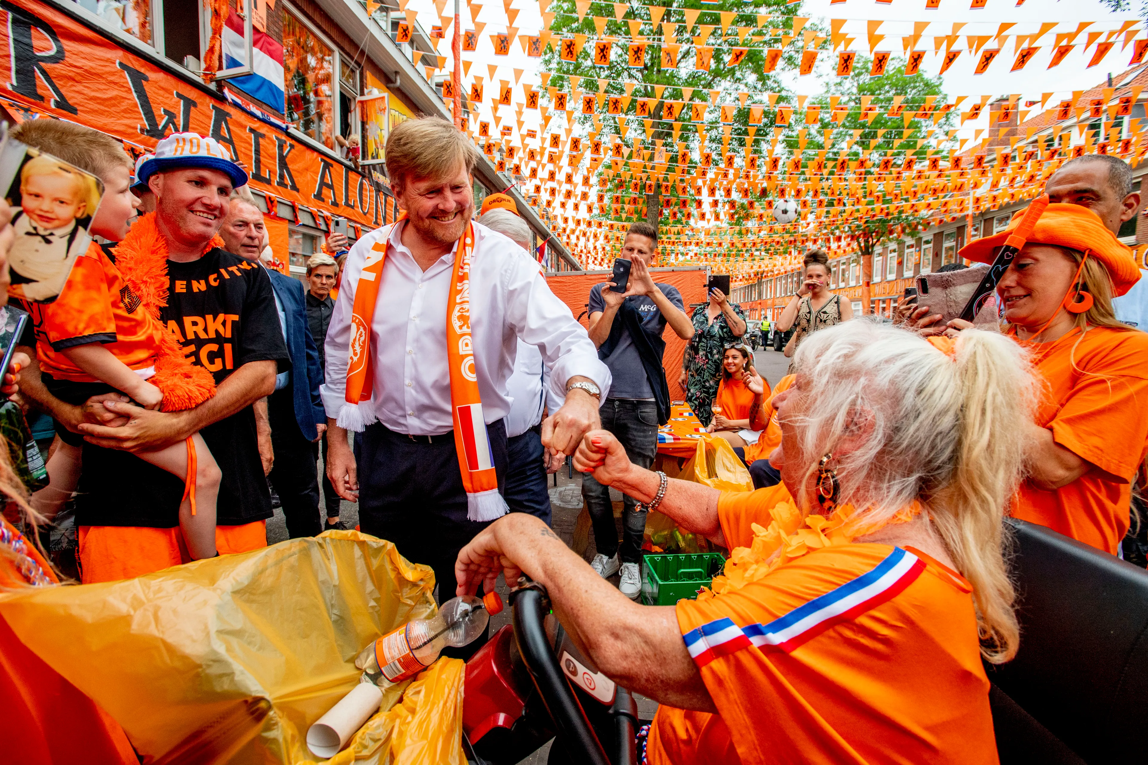Bewoners Haagse Oranjestraat vinden ophef rond bezoek koning 'zwaar overtrokken'