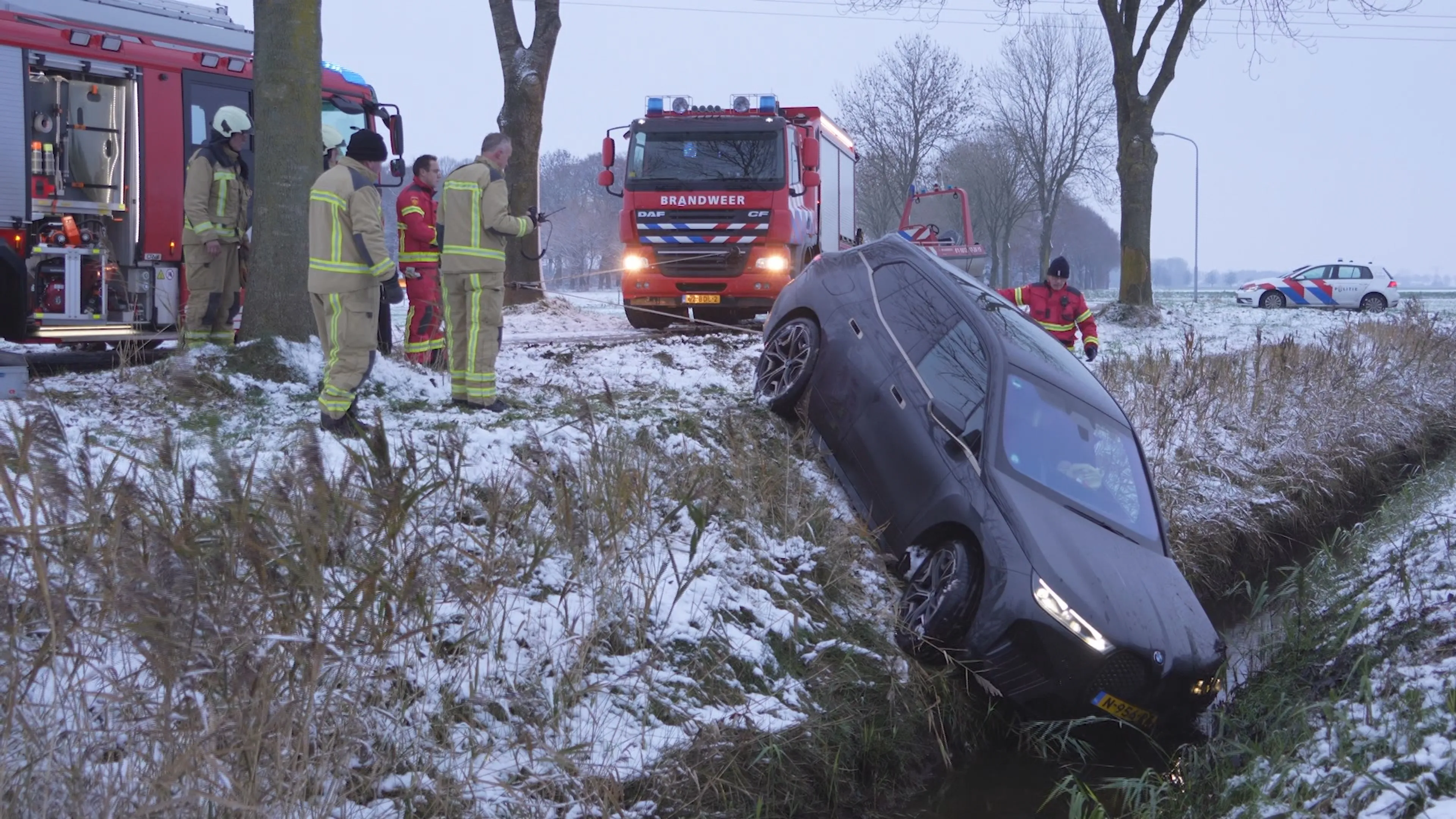 Gladde wegen in Drenthe: vrouw met twee kinderen glijdt sloot in