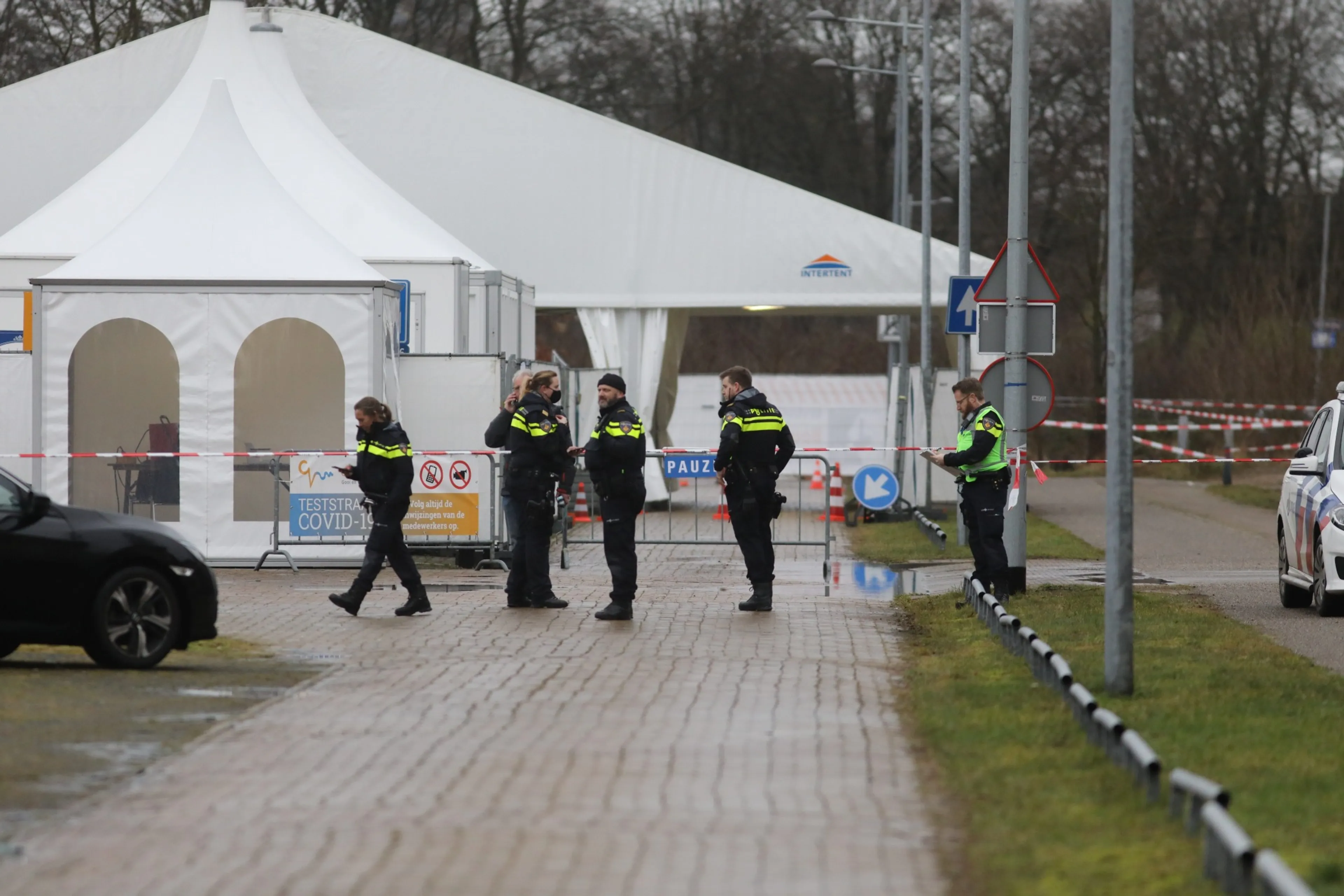 Teststraat Hilversum weer open met extra beveiliging na vondst 'brandbare goederen'