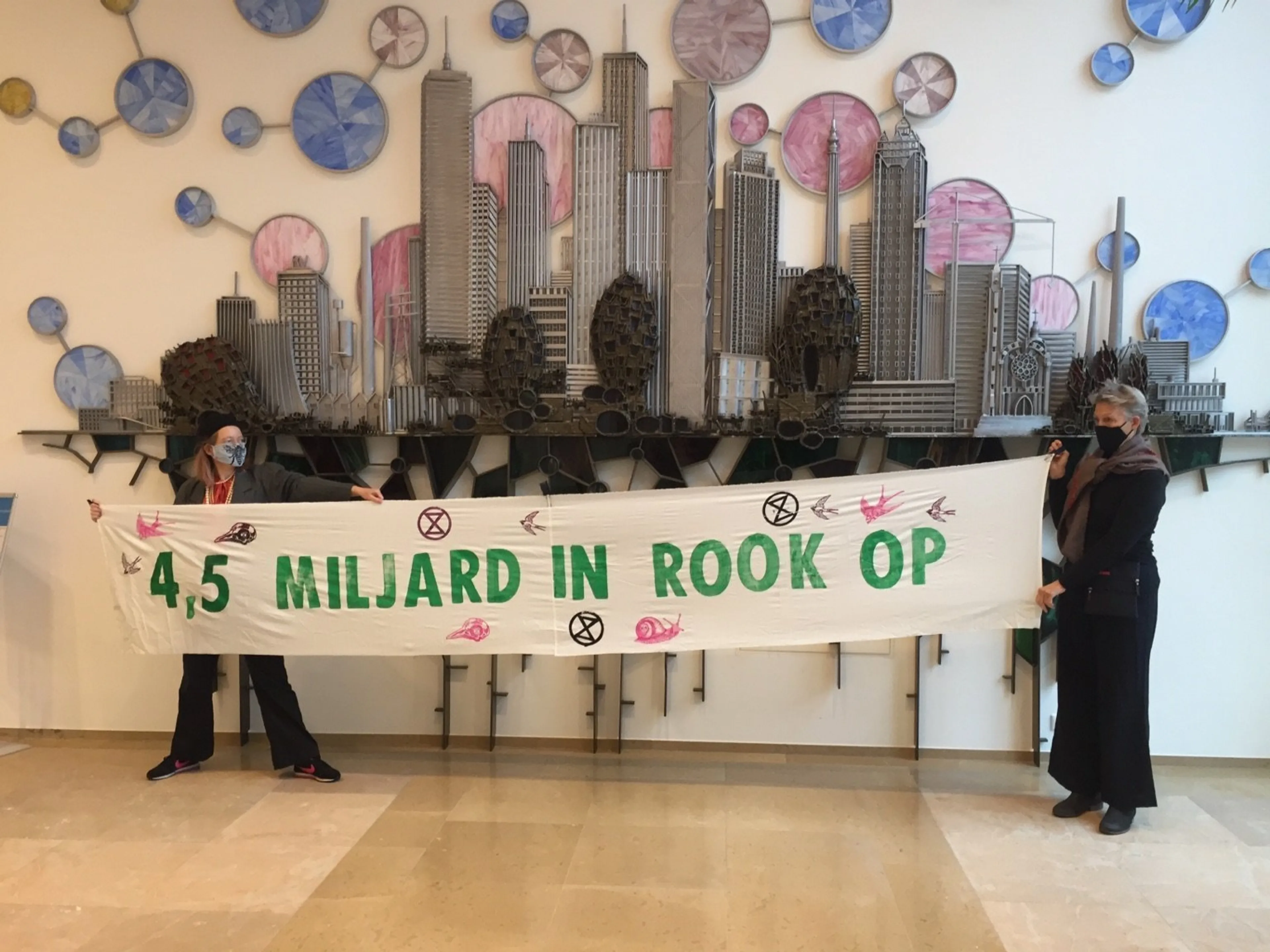 Klimaatactivisten 'bezetten' ministerie in Den Haag: 'Fossiele brandstoffen zijn olie op het vuur'