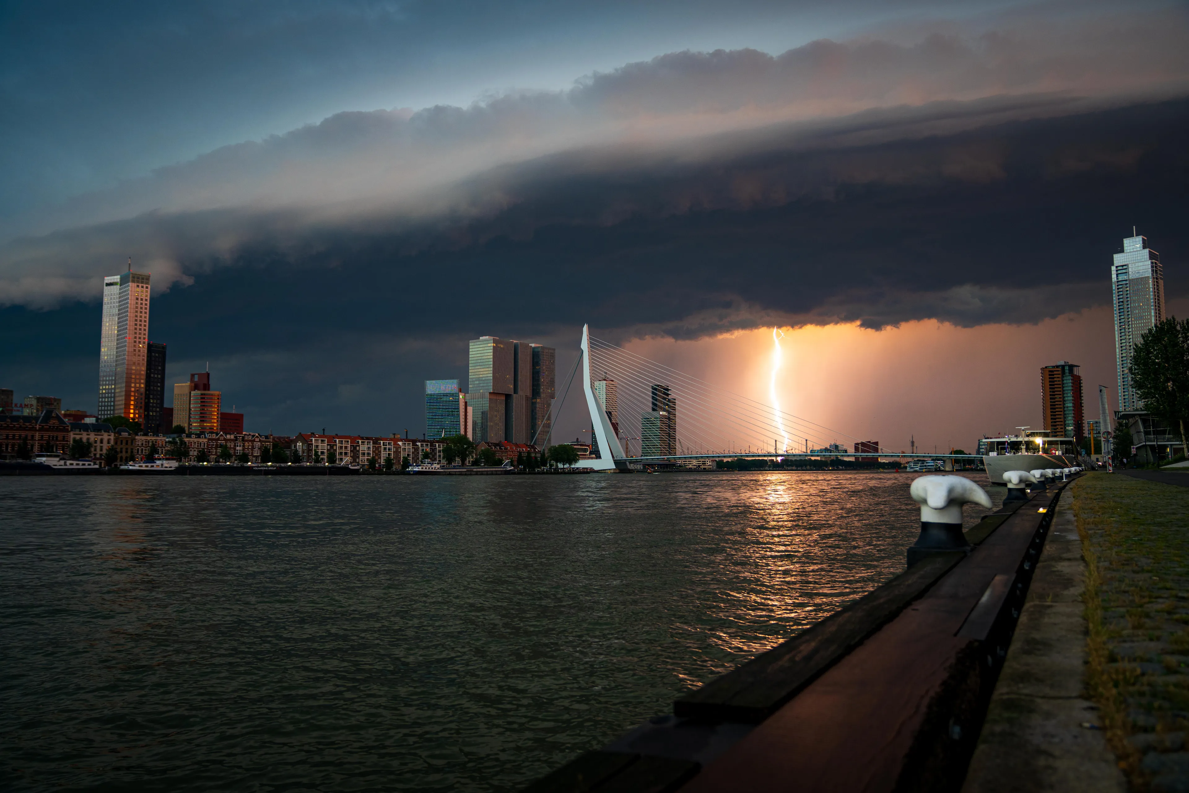 Hitte maakt plaats voor zwaar onweer: KNMI geeft code oranje af