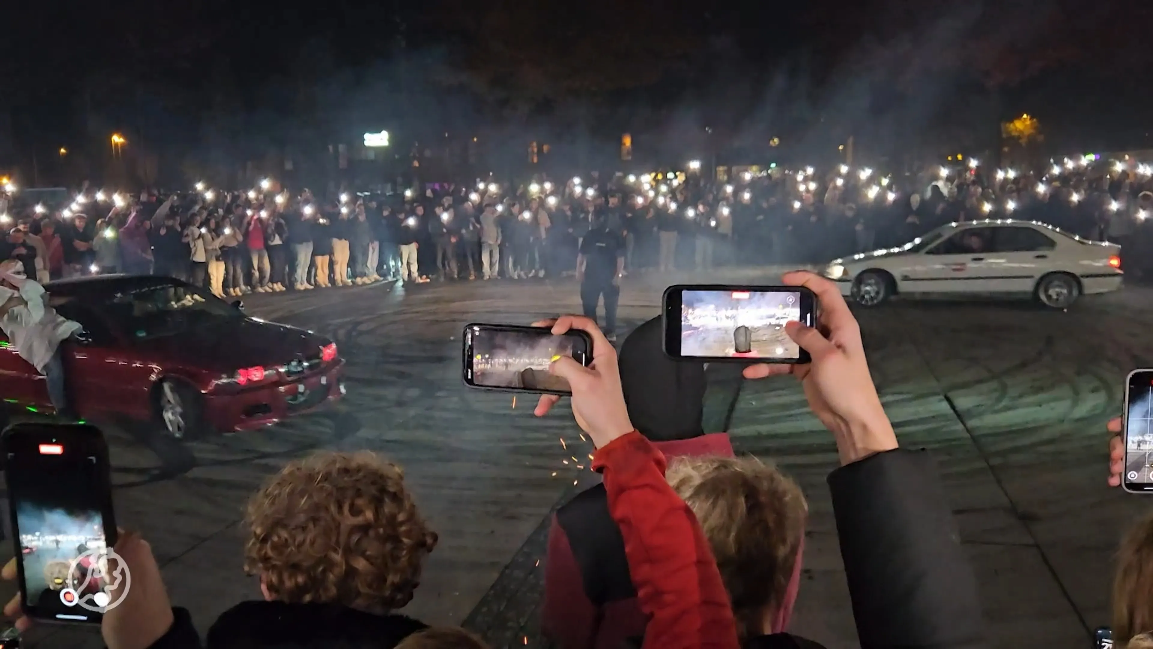 ZIEN: driftende auto's en vuurwerk tijdens grote carmeeting in Emmen
