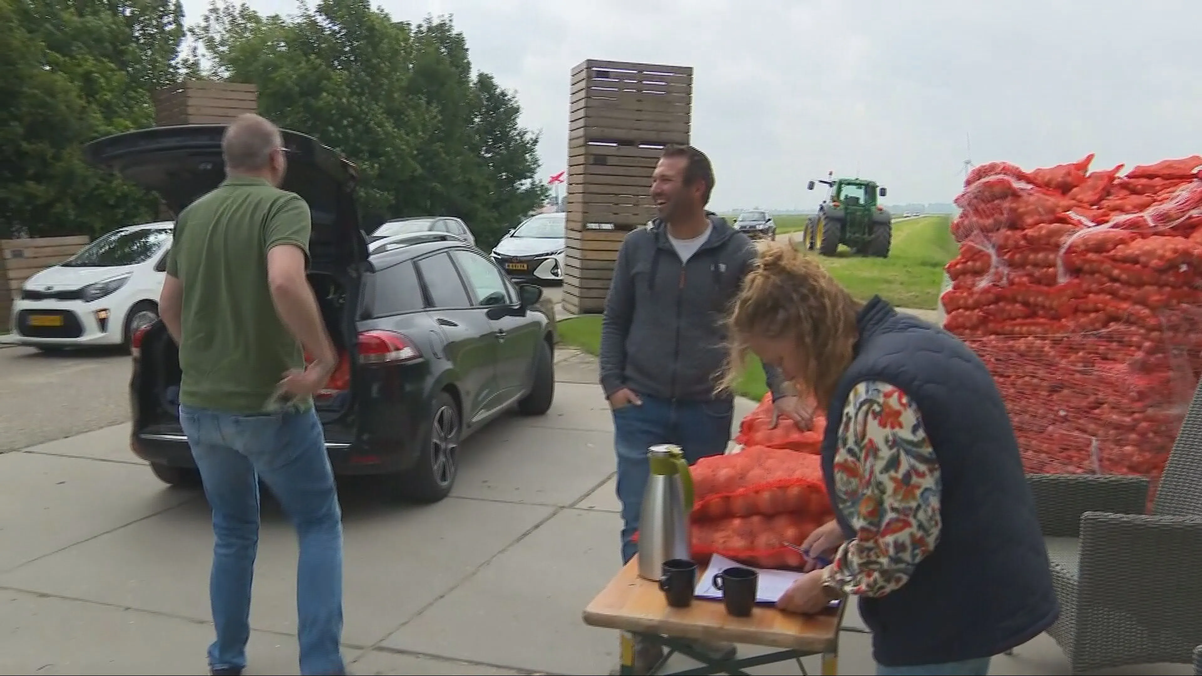 Z'n uien zijn te klein voor de supermarkt, dus verkoopt Bastiaan ze zelf voor een prikkie