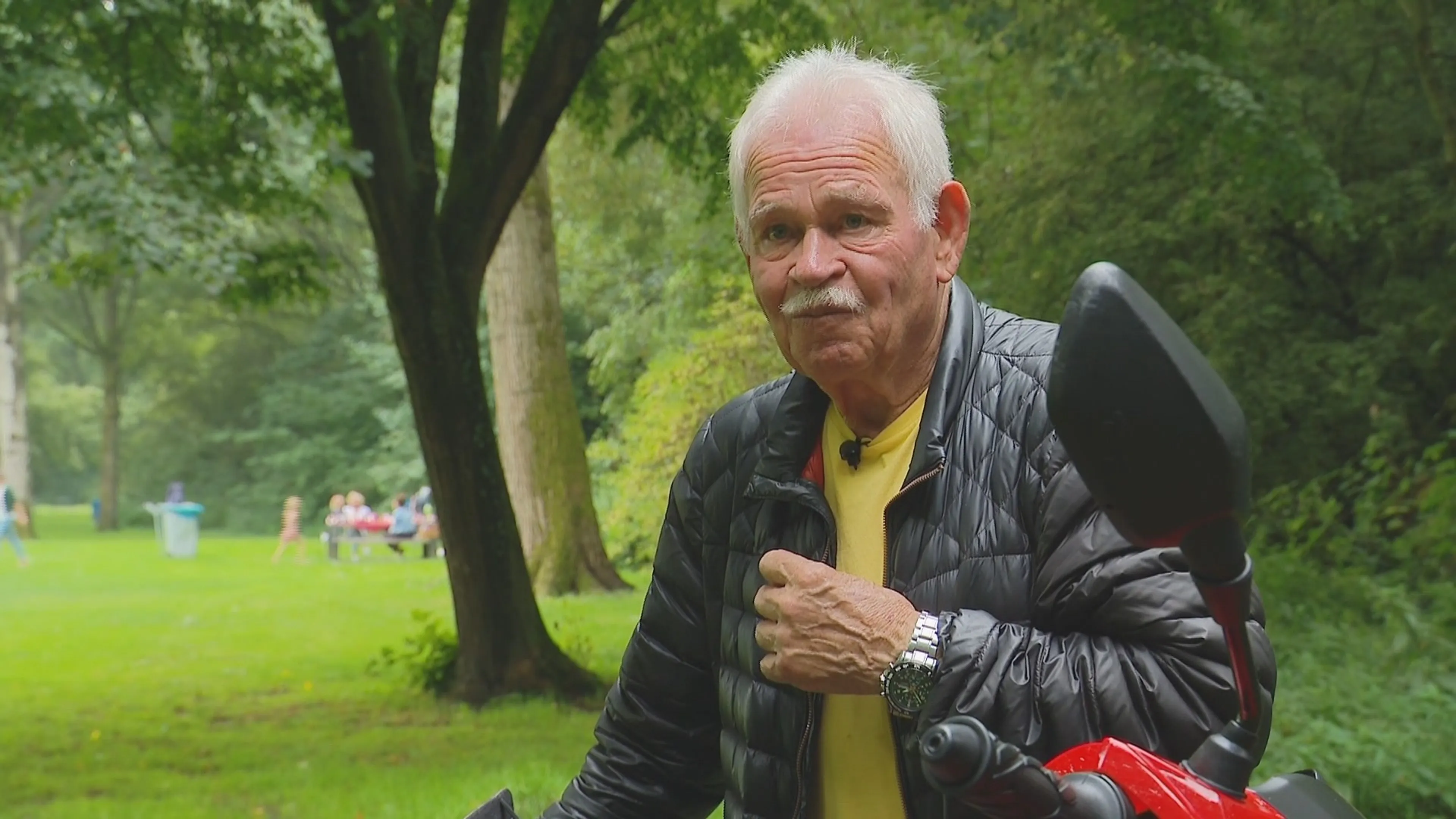 DJ John (80) moet volume omlaag doen na klachten over geluidsoverlast: 'Lol eraf'