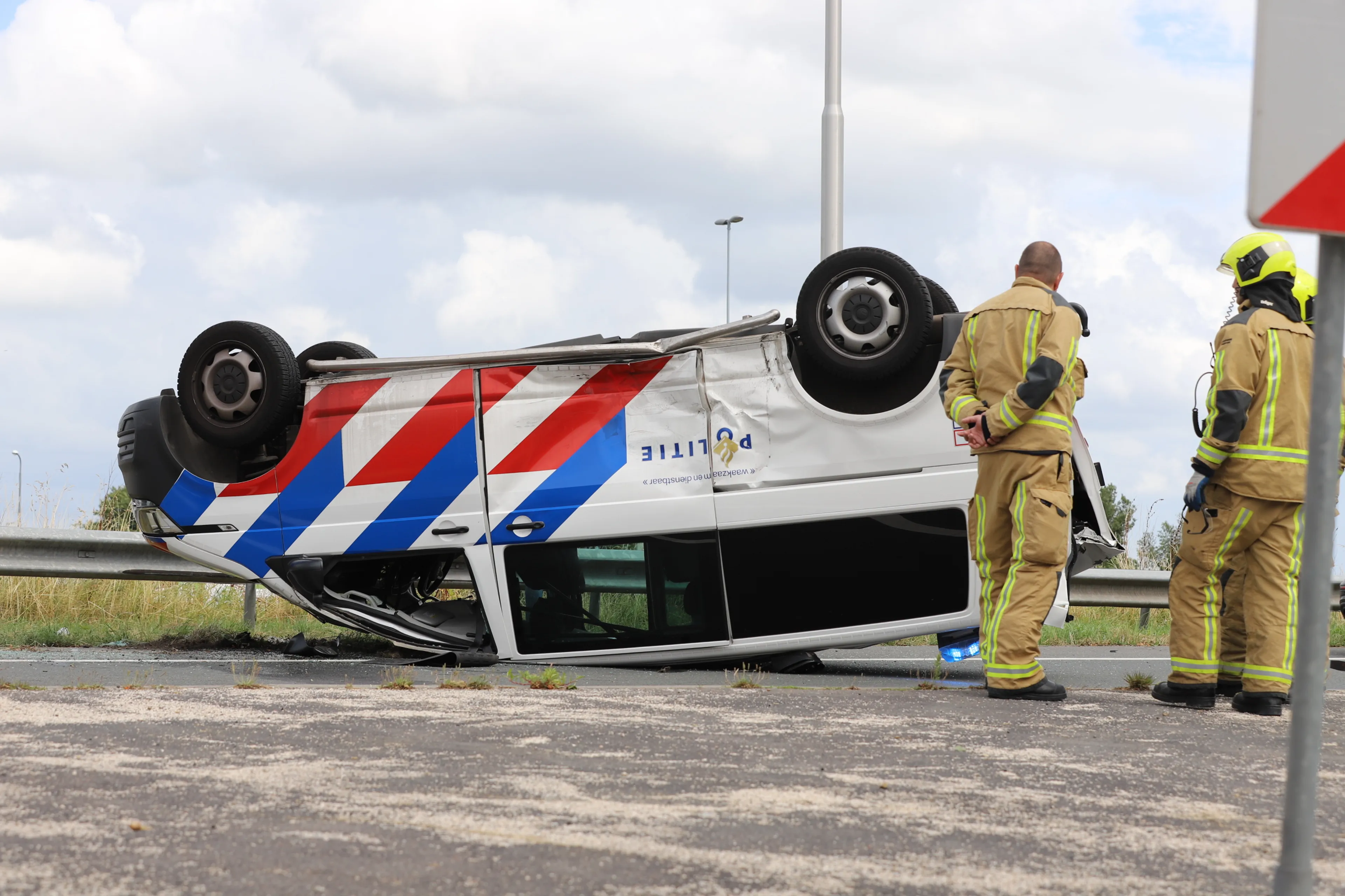 Agenten crashen op andere auto tijdens spoedrit in Delft, mogelijk drie mensen naar het ziekenhuis
