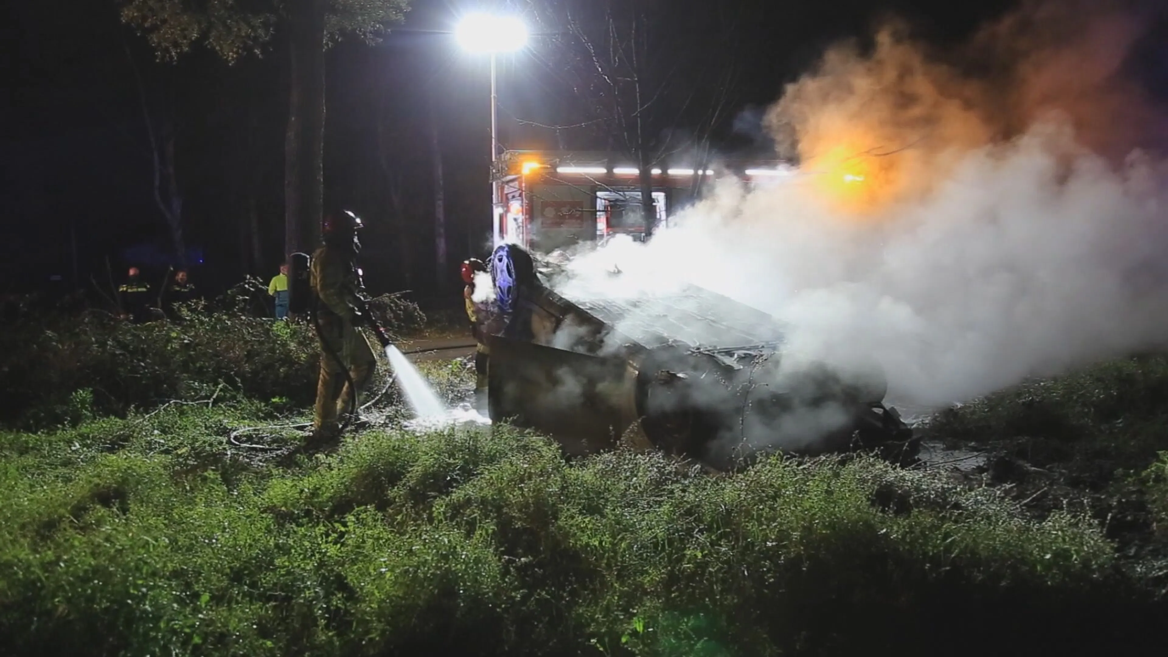 Auto slaat over de kop en crasht in weiland in Ommel, bestuurder verdwenen