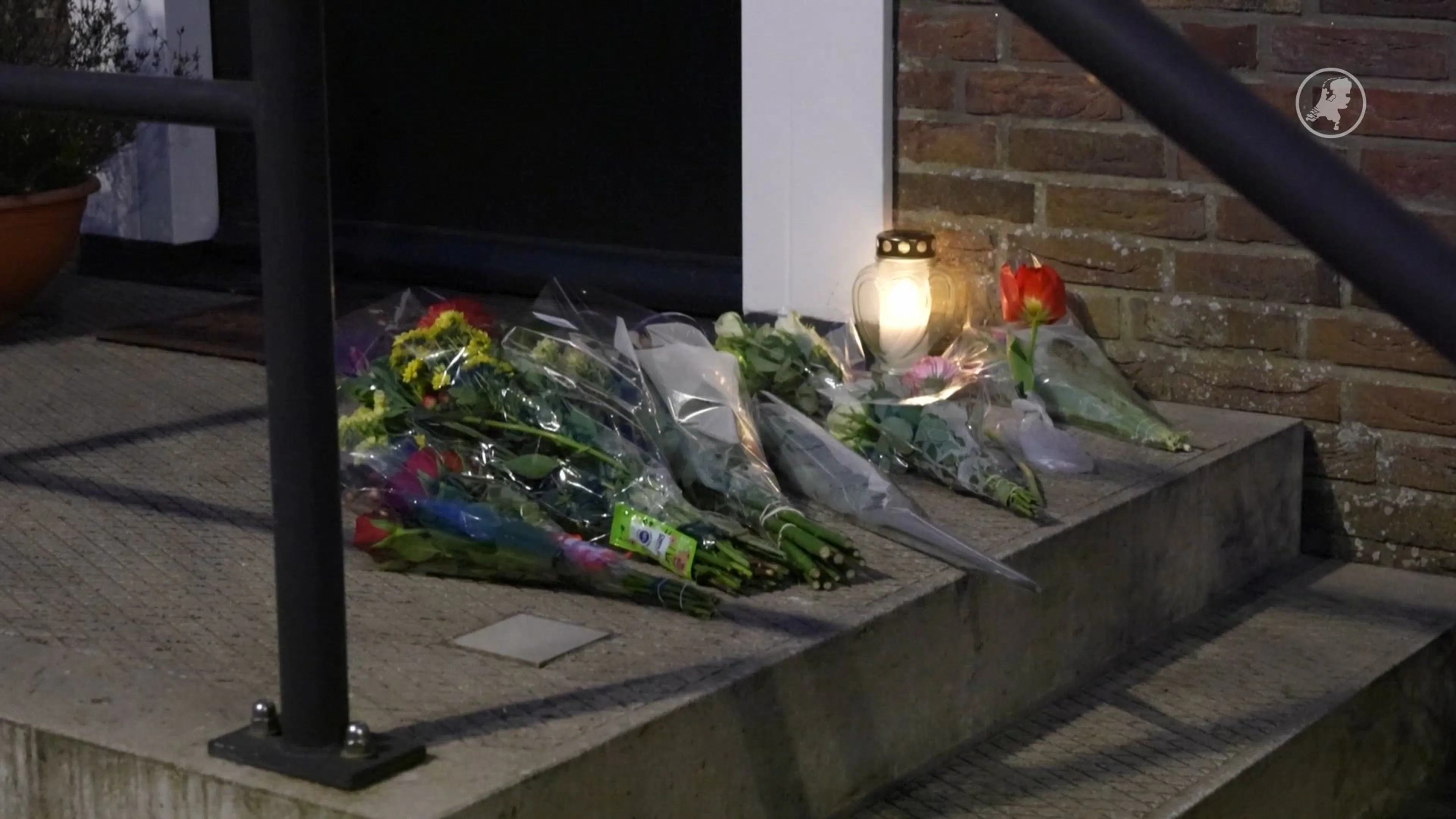 Bloemen en kaarsje neergelegd bij woning onthoofd vrouw Hellevoetsluis