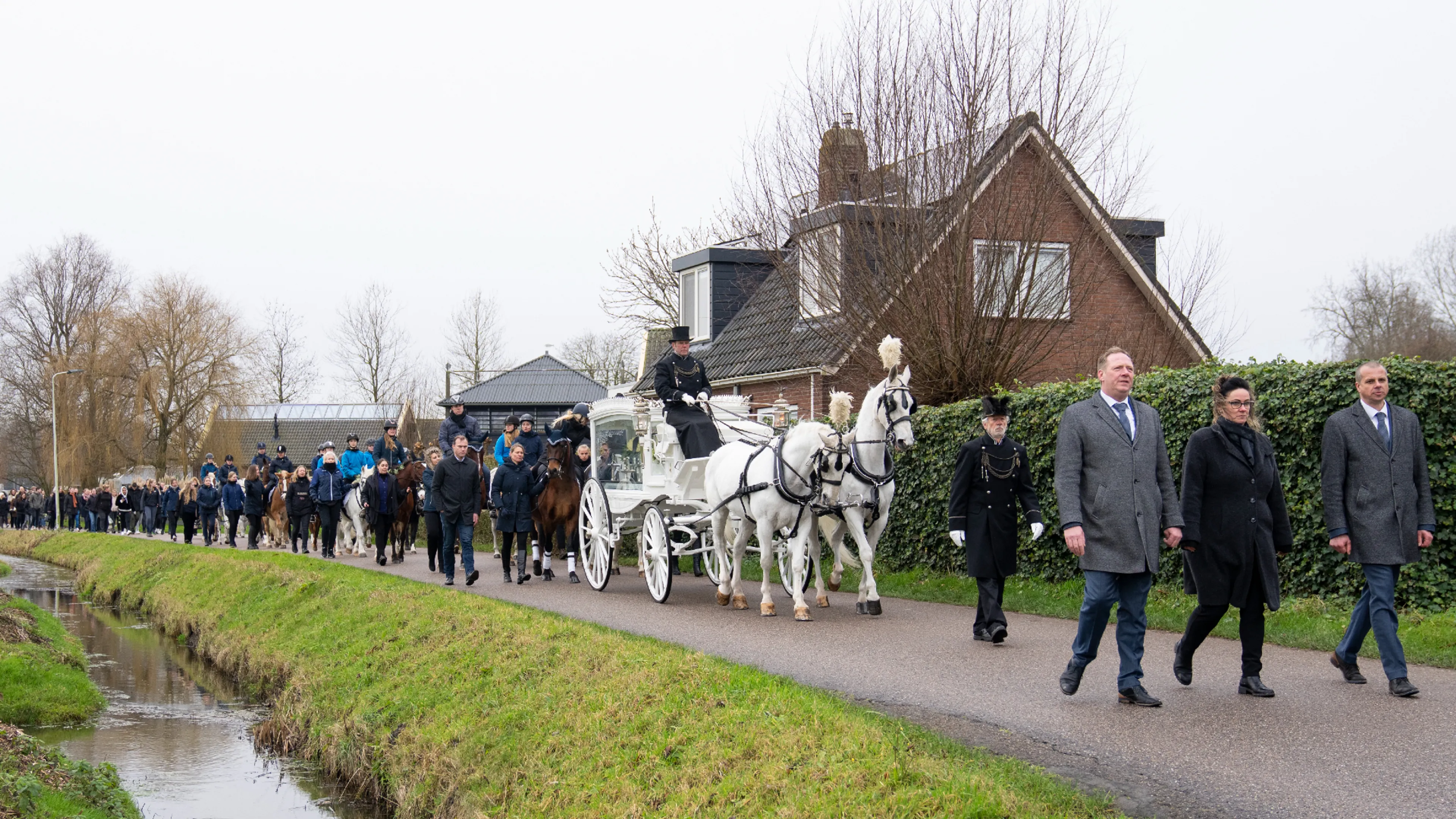 Afscheid van Esmee (14): rouwstoet met koets en politiepaarden vertrokken