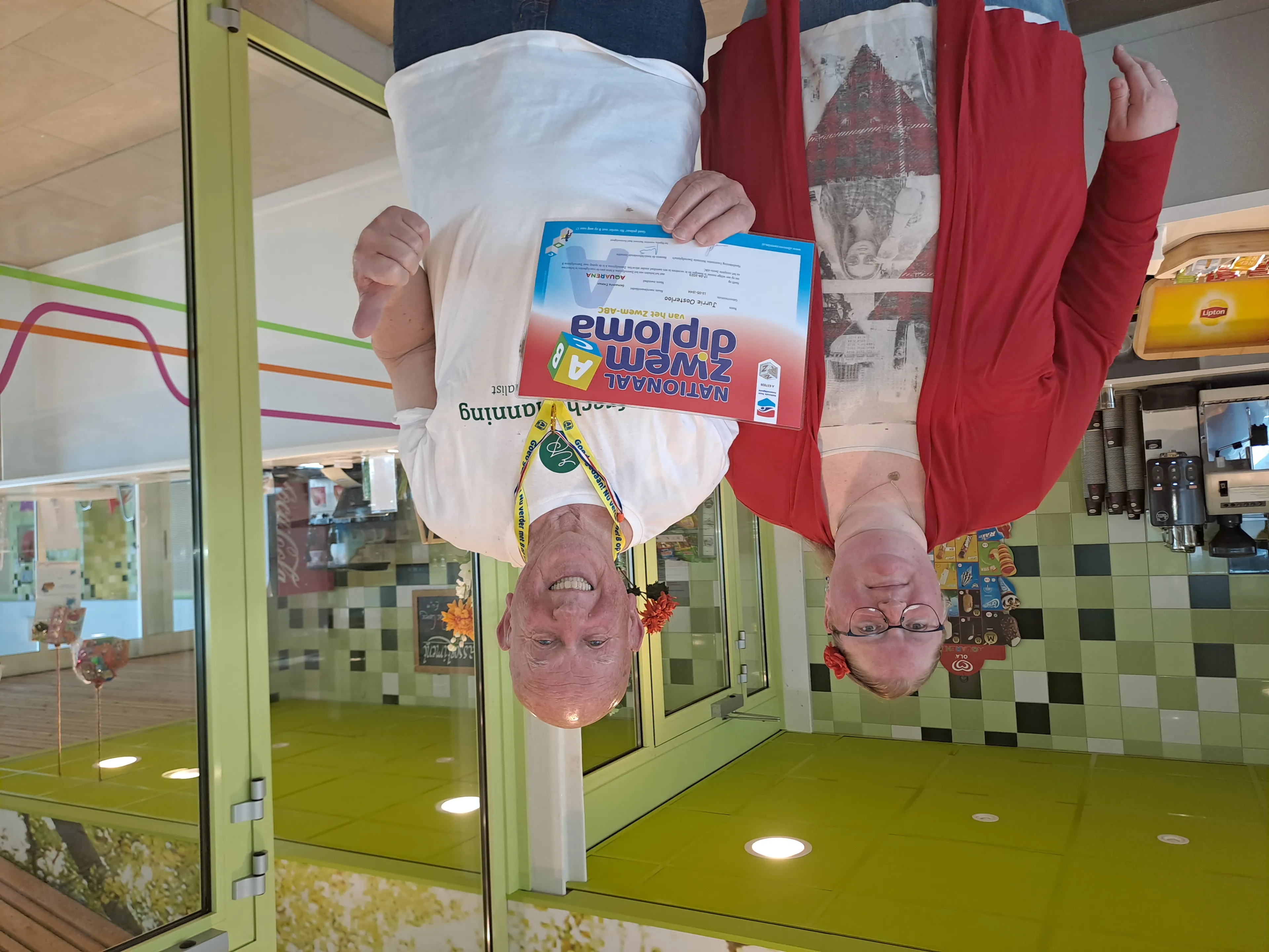 Prim-A! Jurrie (78) heeft zijn zwemdiploma gehaald en kan nu veilig plonzen