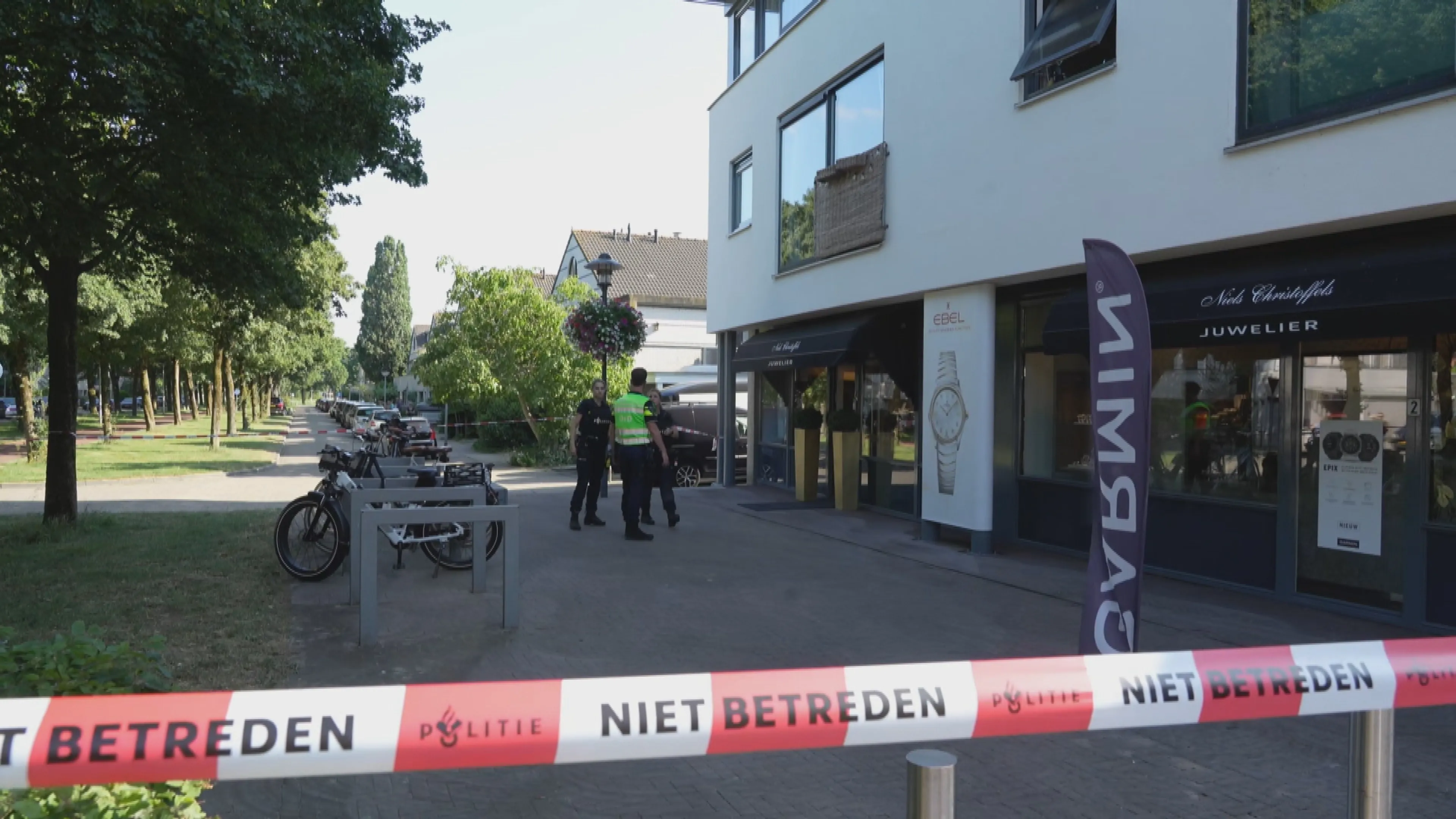 Juwelier in Zeewolde overvallen: drie verdachten met buit gevlucht