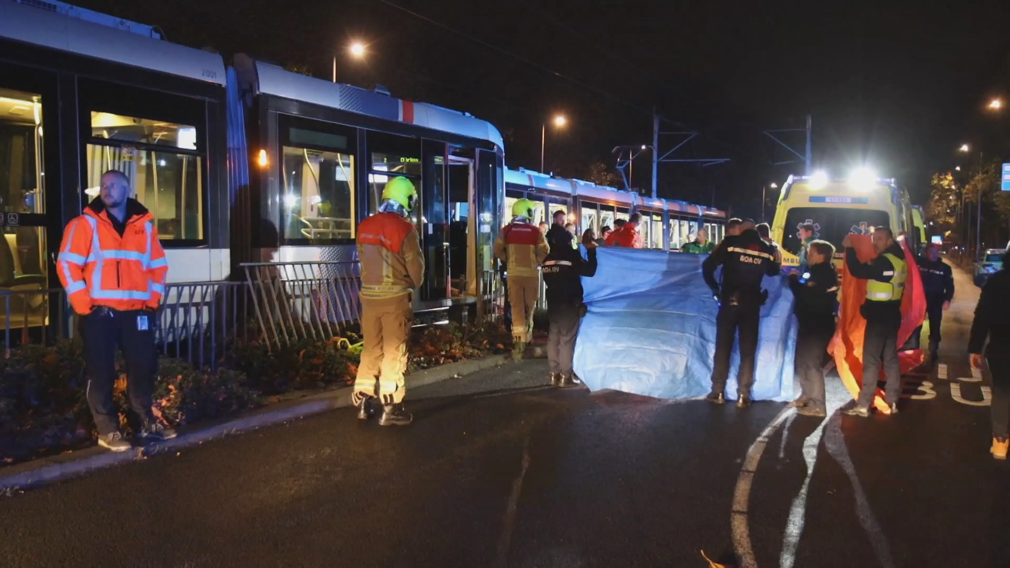 Man zwaargewond na aanrijding met tram in Rotterdam