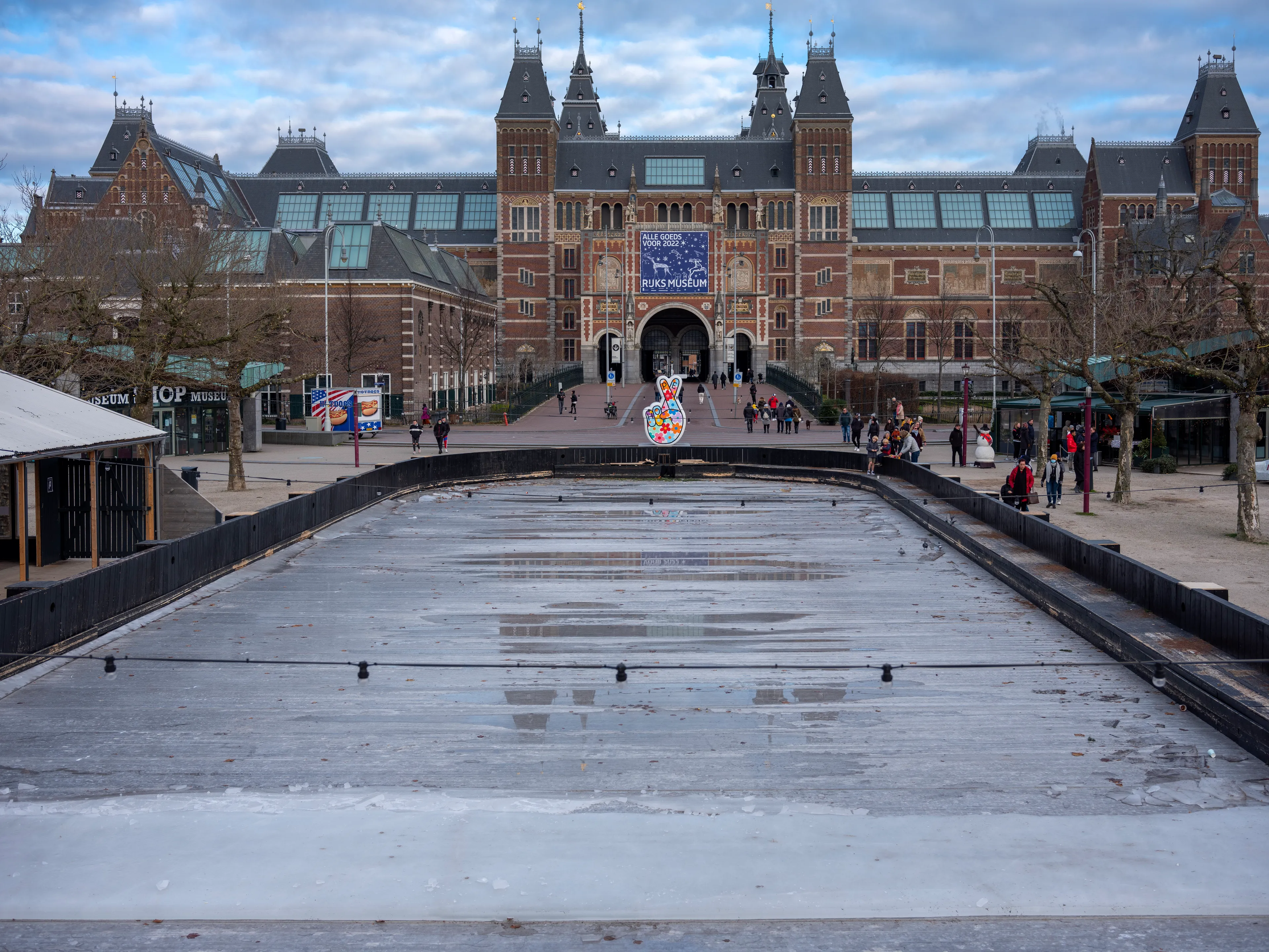 Museumplein zondag veiligheidsrisicogebied, iedereen kan worden gefouilleerd