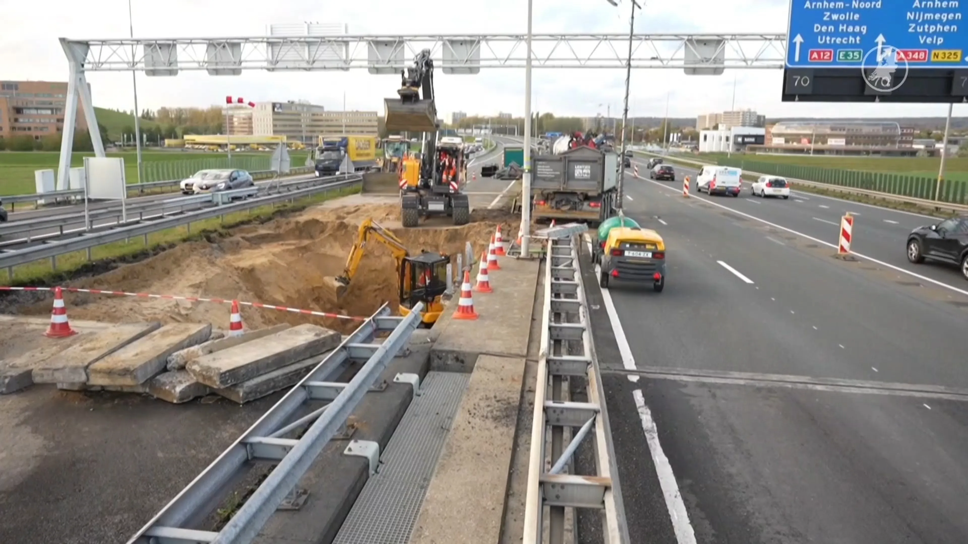 Zo groot is de sinkhole onder de A12 bij Arnhem nu
