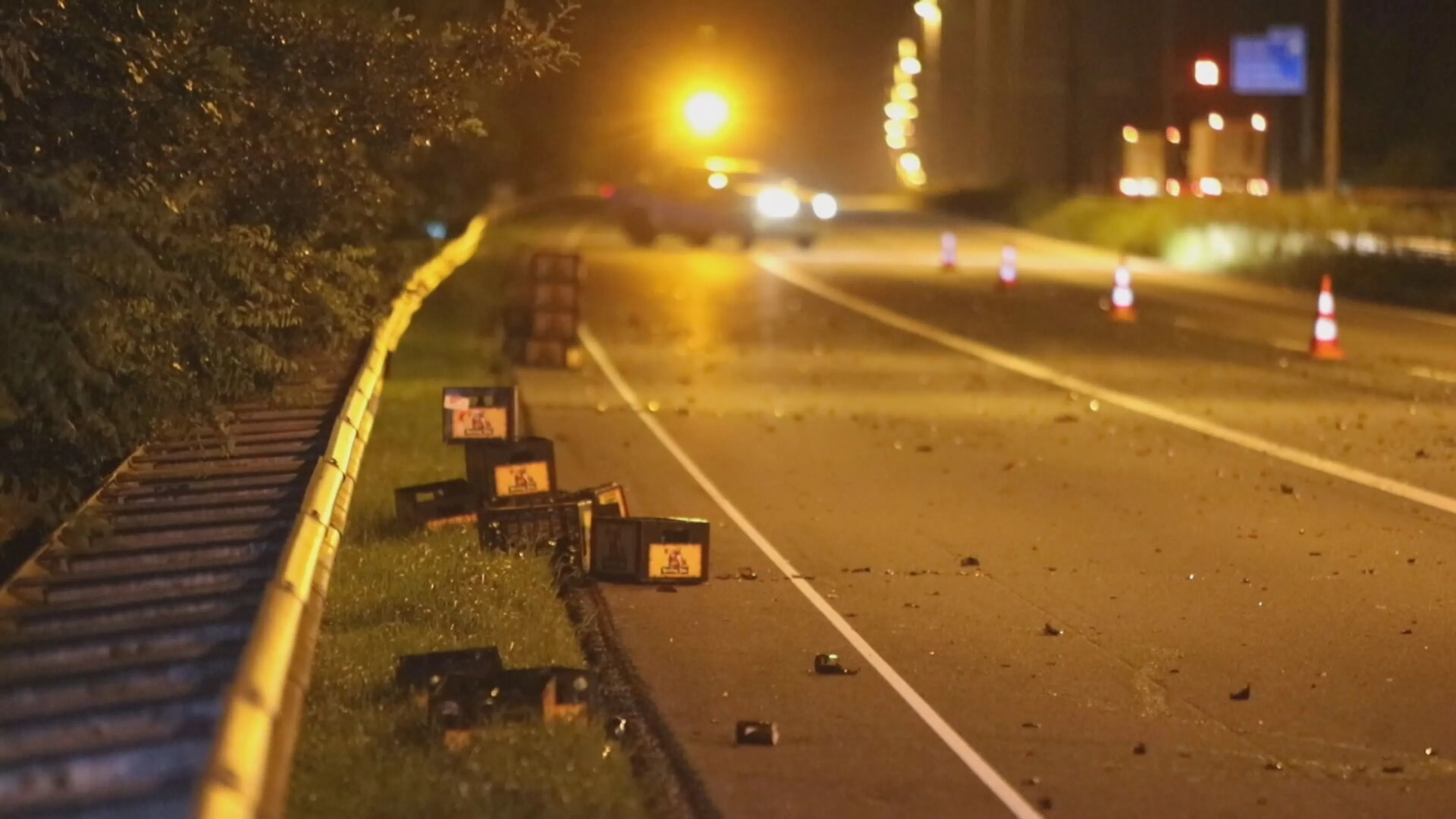 A50 bij Lieren bedekt met laagje bier: vrachtwagen verliest tientallen kratten