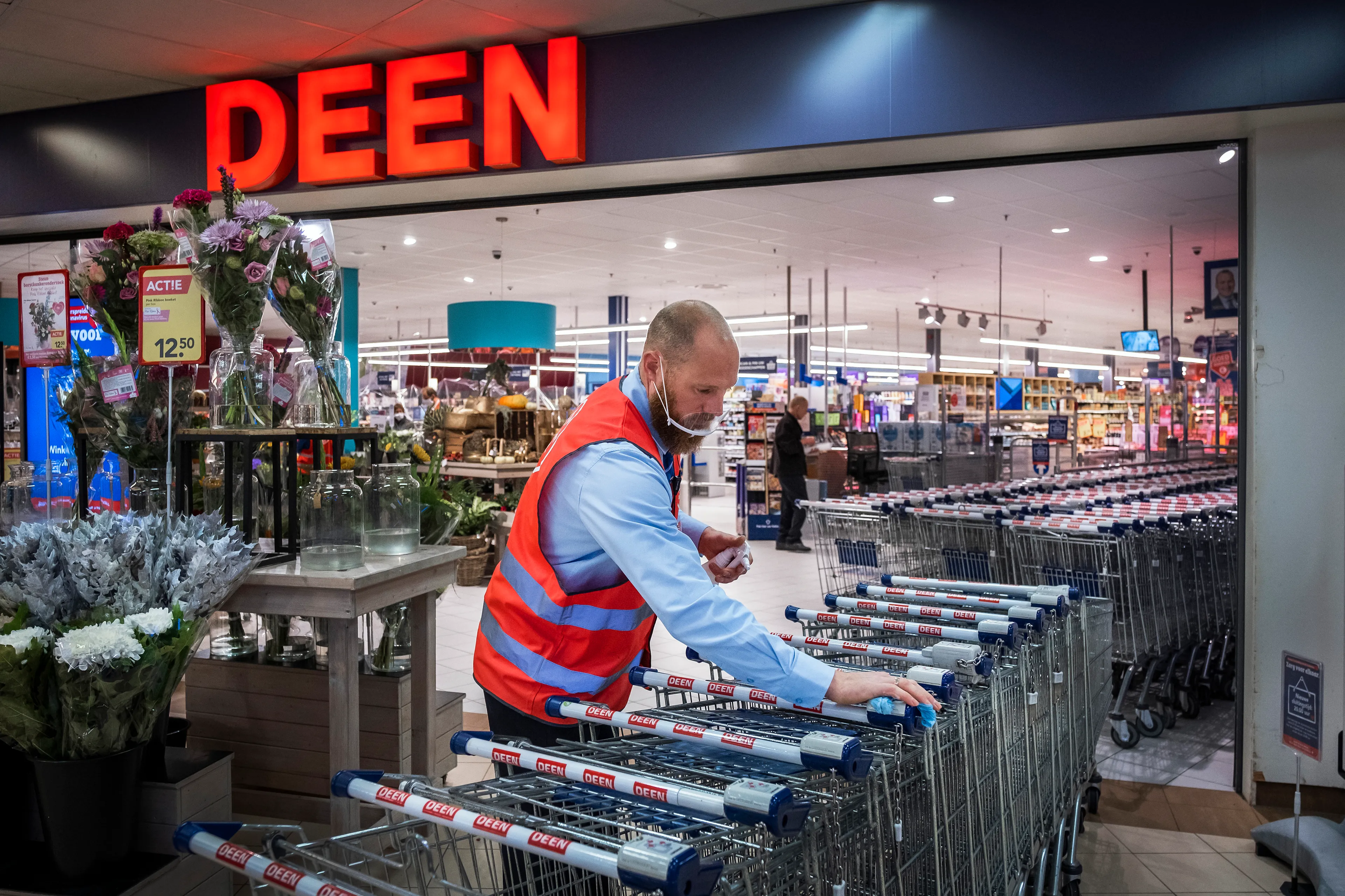 LIVEBLOG | FNV wil dat supermarkten sluiten met kerst, arrestaties bij demonstratie tegen lockdown