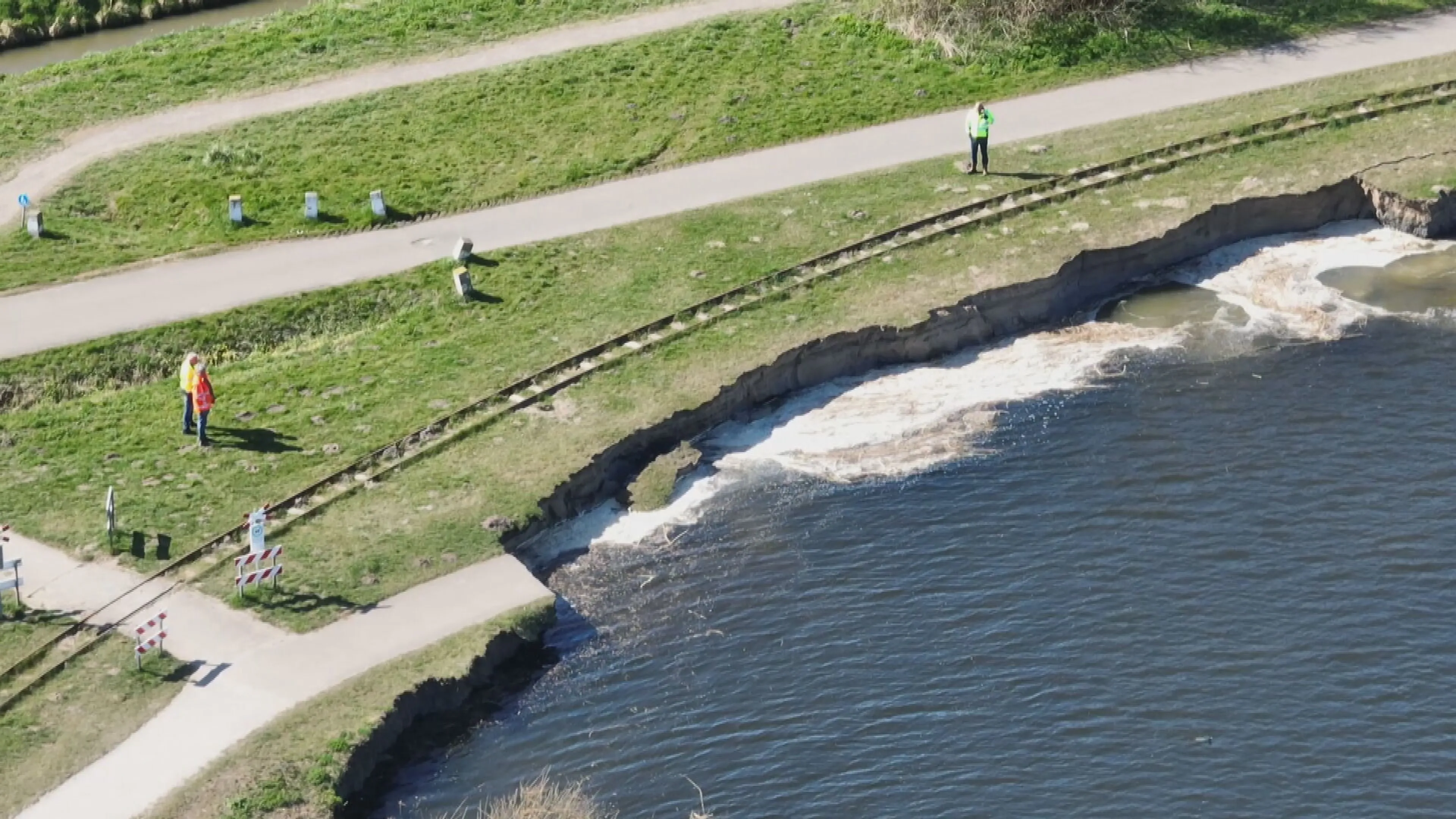 Kade stort in bij Valkenburgse Meer: gasleiding en spoor in gevaar