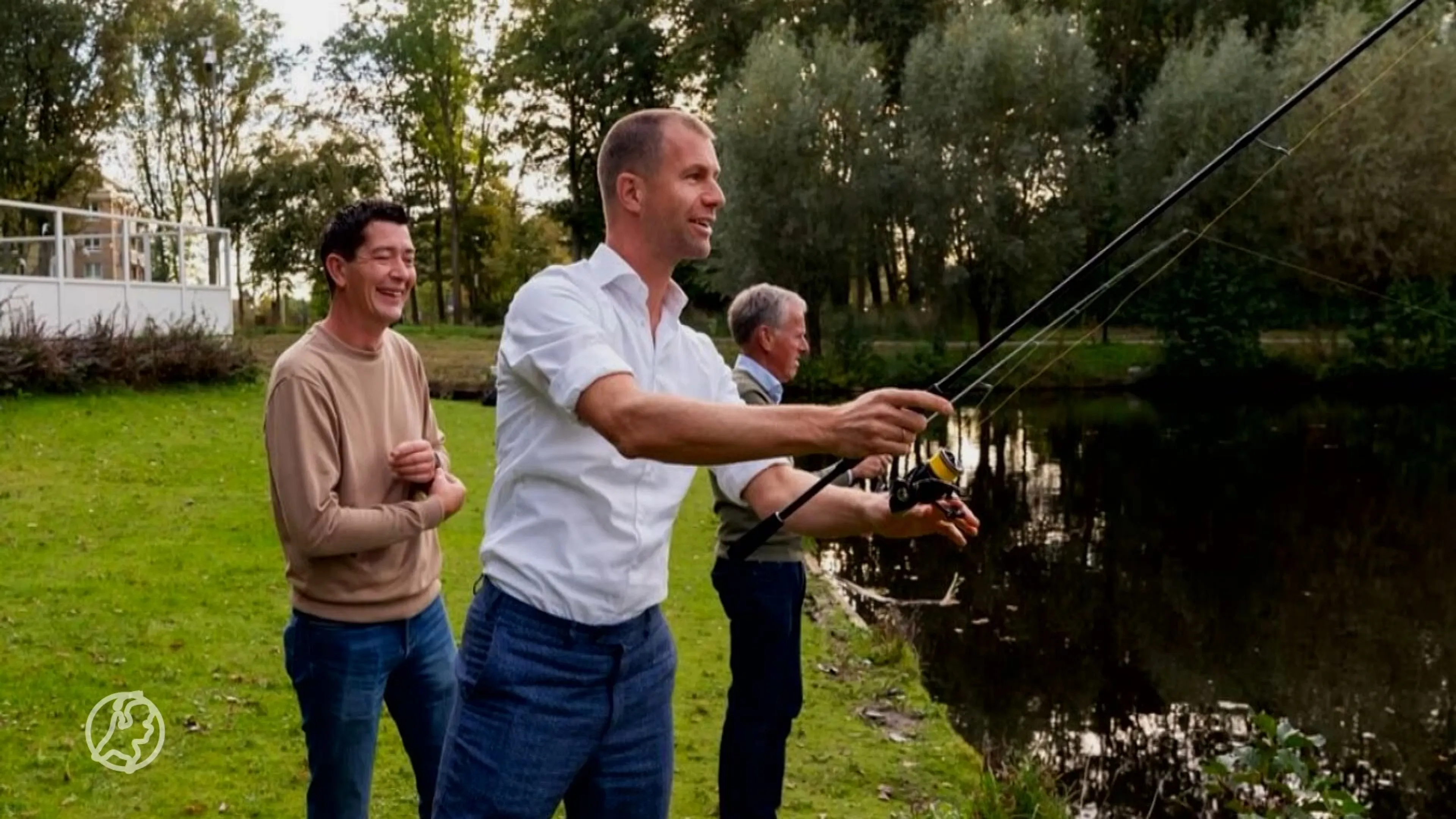 Visrel in Den Haag: wethouder gooit hengel uit tijdens dierenleedcampagne