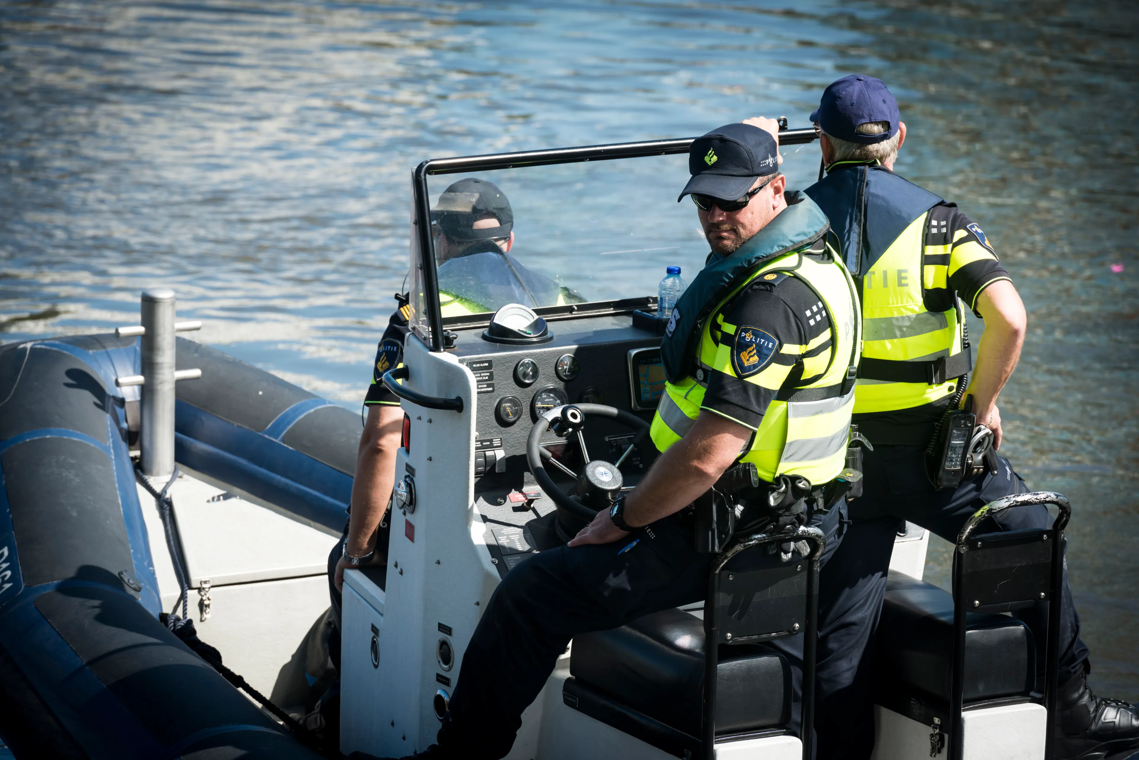 Politie komt illegaal bootfeest in Spaarndam op het spoor: 19 coronaboetes