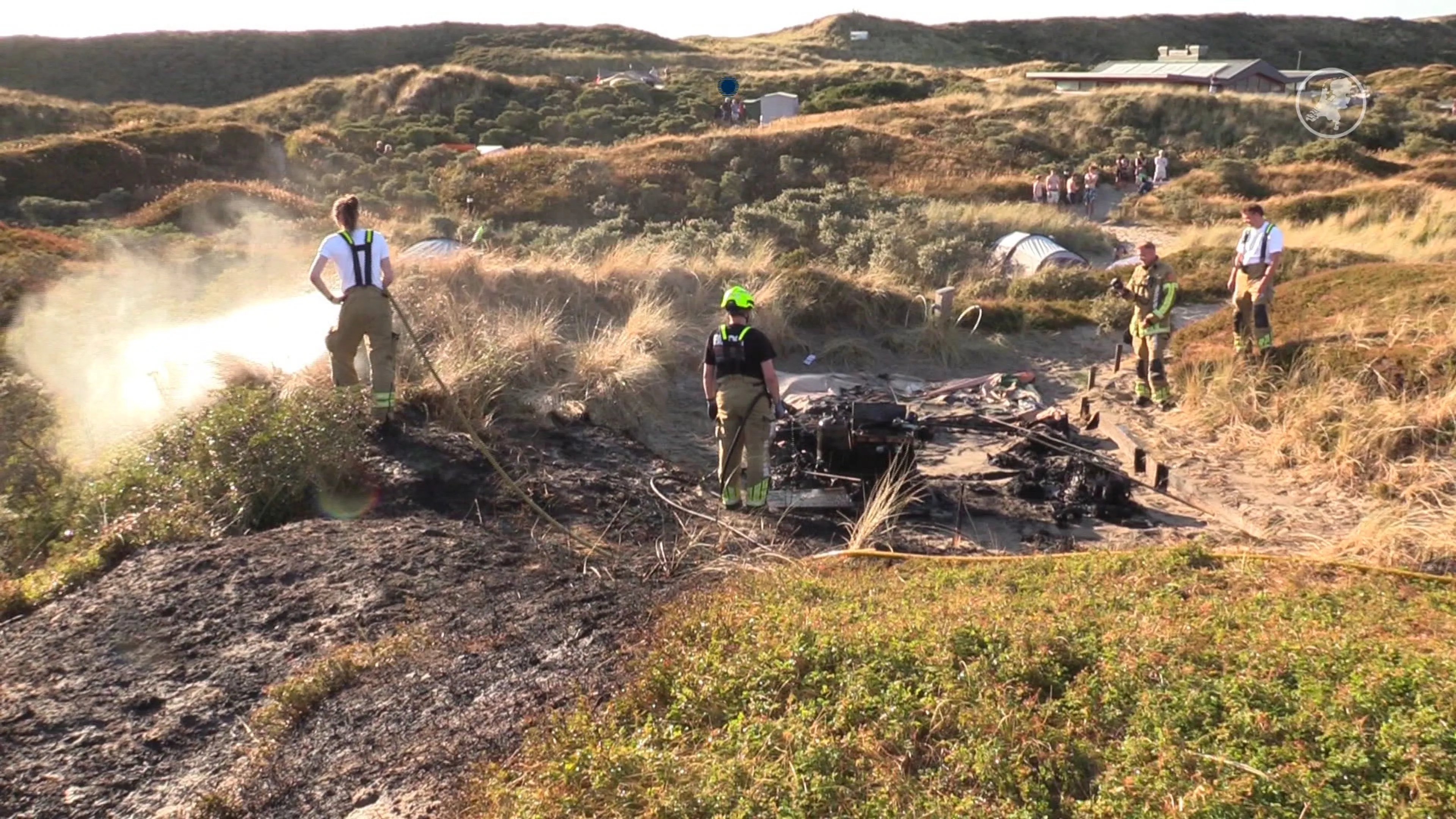 Campinggasten geven emmers door om tentbrand te blussen,  duinbrand voorkomen